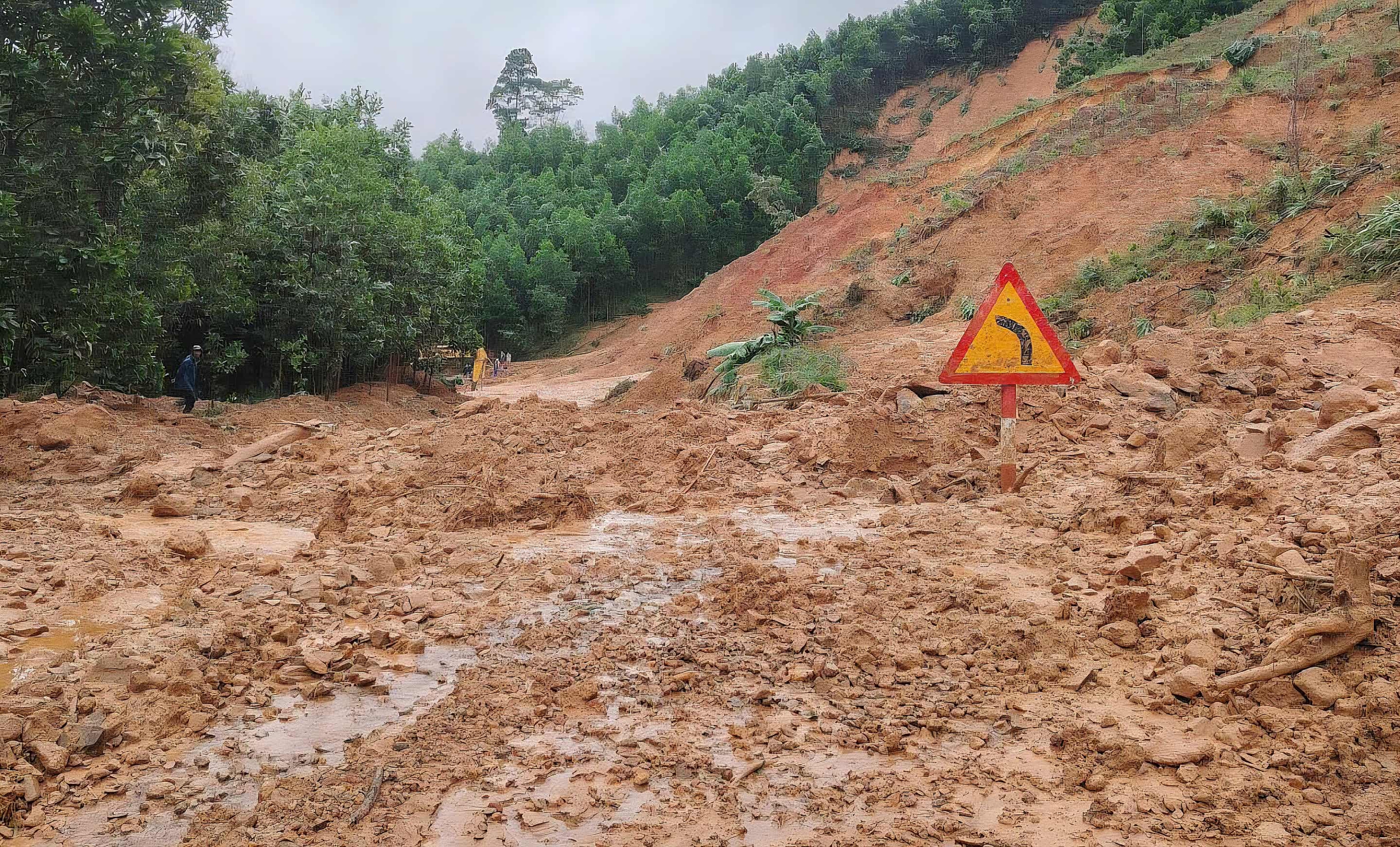 大雨导致滑坡后，努力疏通罗索山口