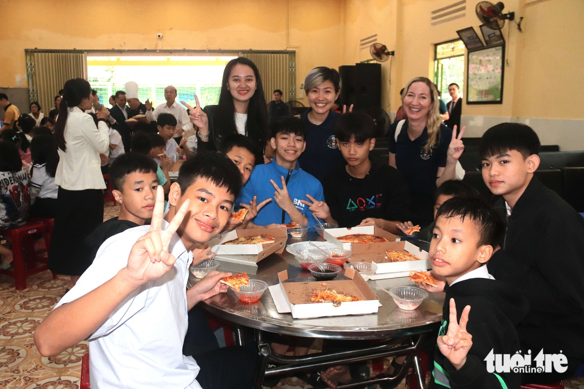 美国大使馆和总领事馆工作人员访问岘港希望村儿童