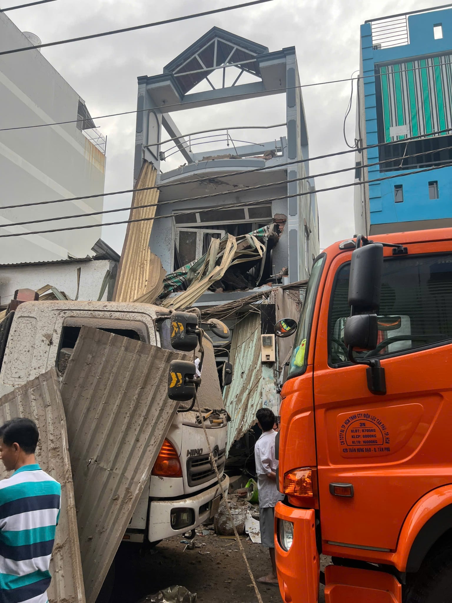 调查玻璃制造公司爆炸事件导致多栋房屋受损