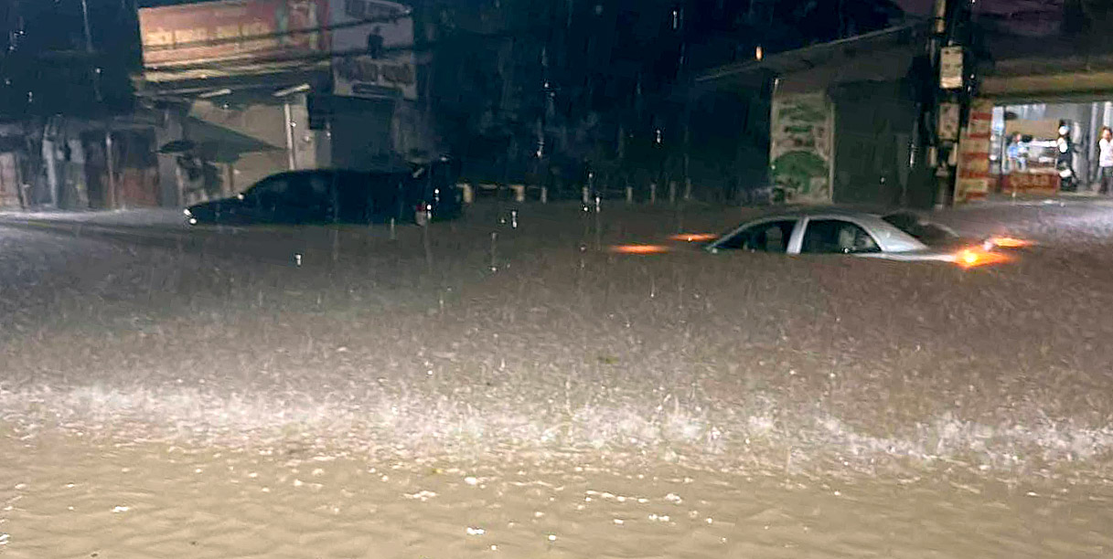 太原暴雨如注，居民醒来家中已积水满屋