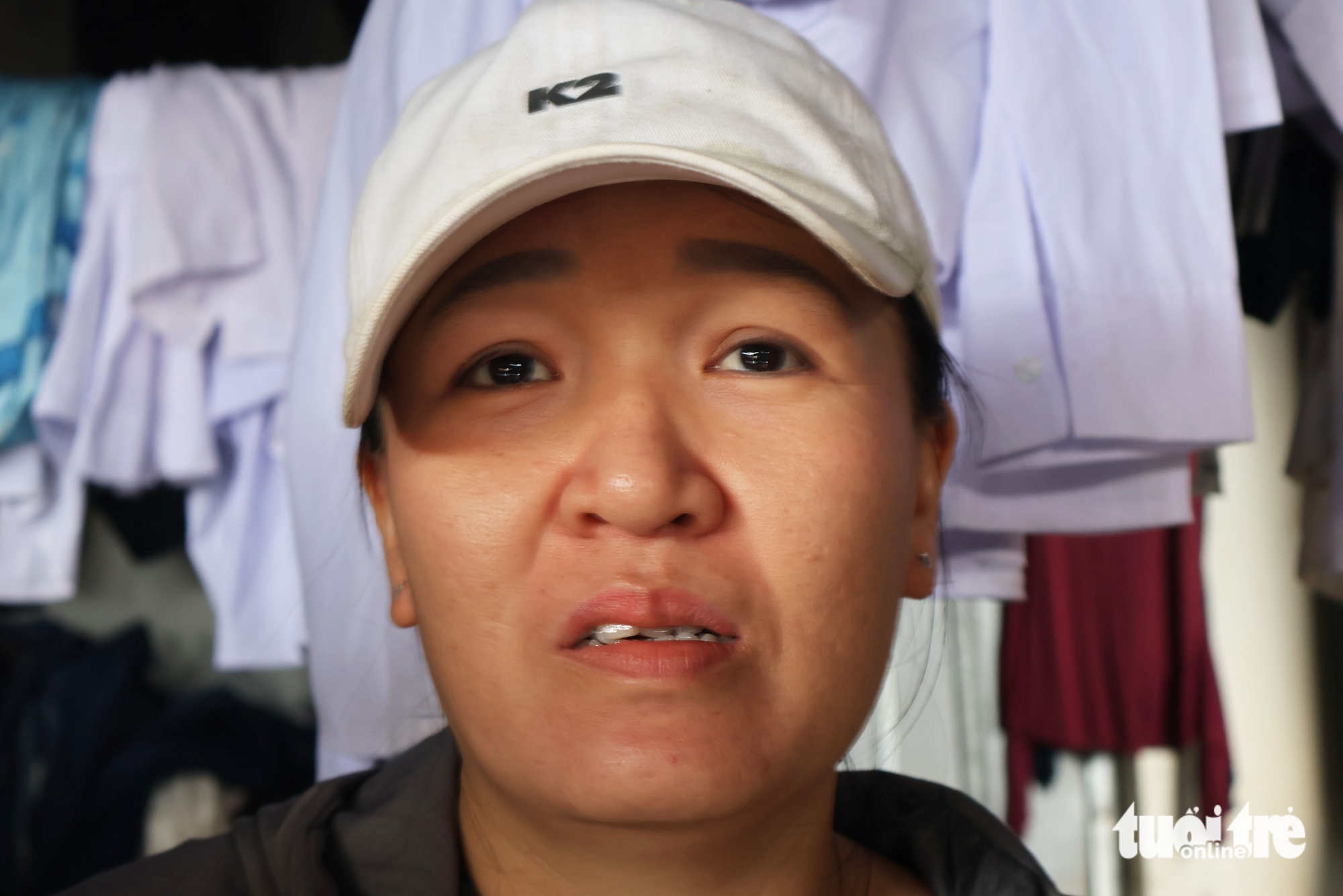 和盛市场小商贩的泪水：救货失败，抱着塑料桶逃生