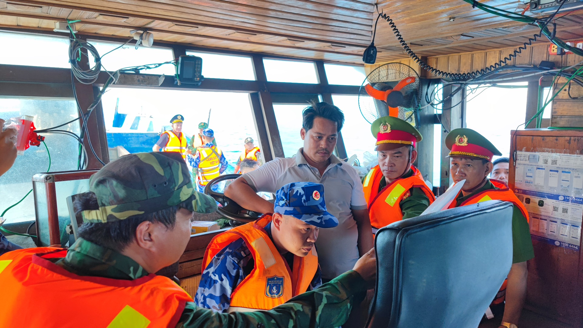 第二海警区及时处理海上违法行为