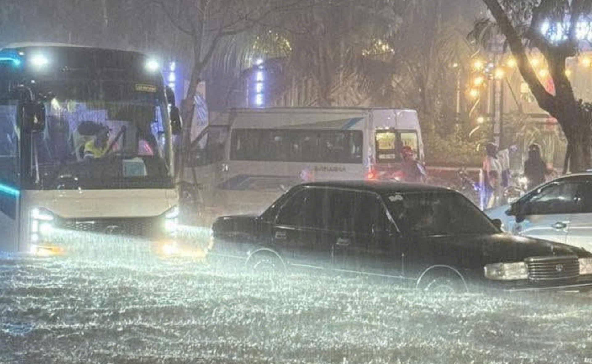 大雨持续4小时导致富国岛多条道路局部积水，车辆熄火遍地