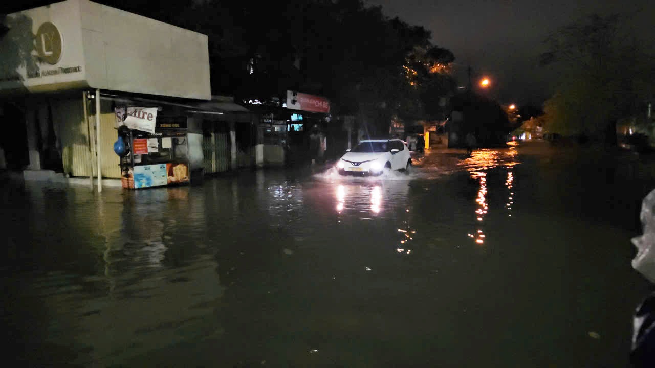 顺化大雨，多地深陷水中，出租车被冲走
