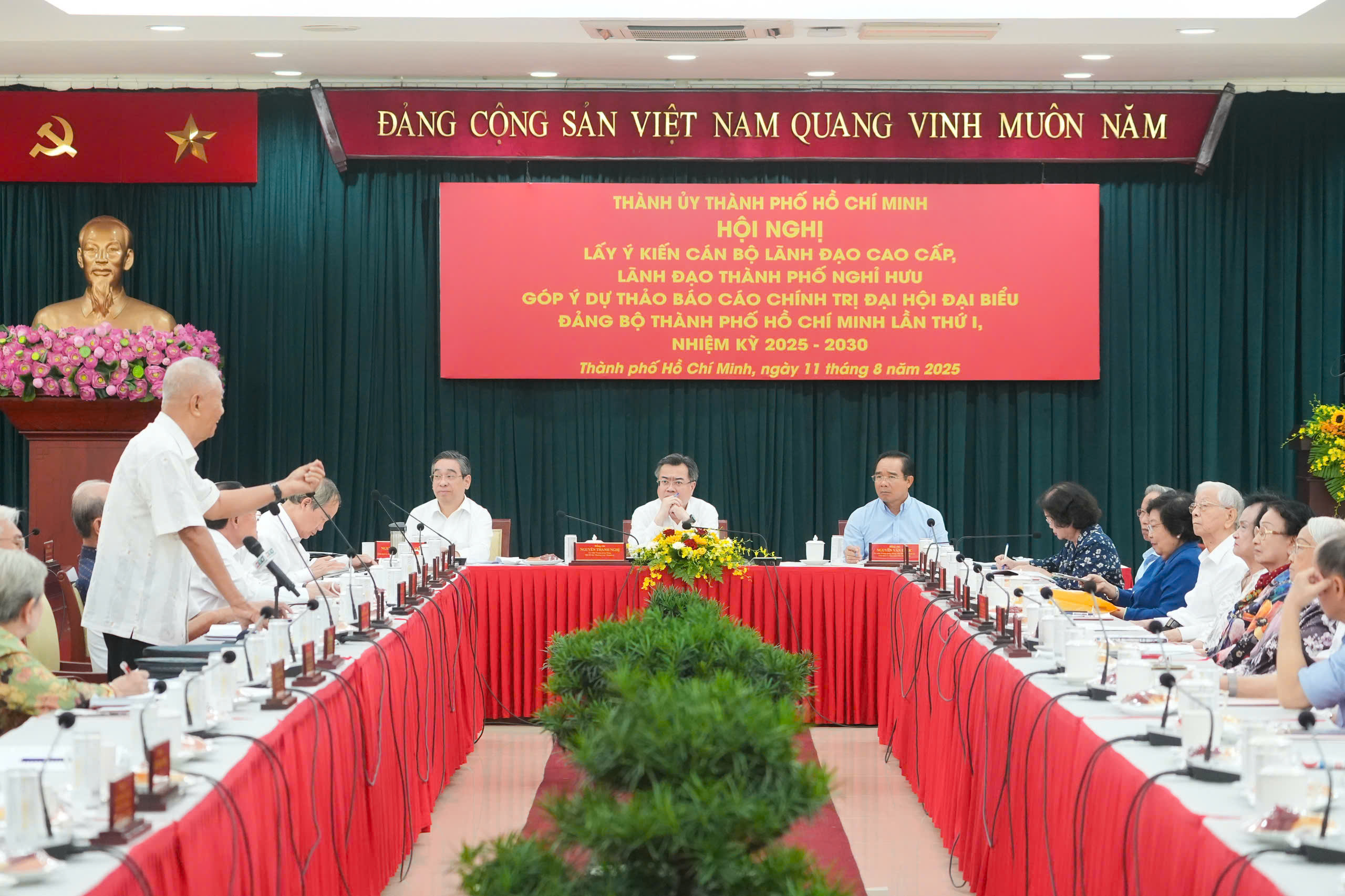 胡志明市市委听取退休干部对胡志明市党代会政治报告草案的意见