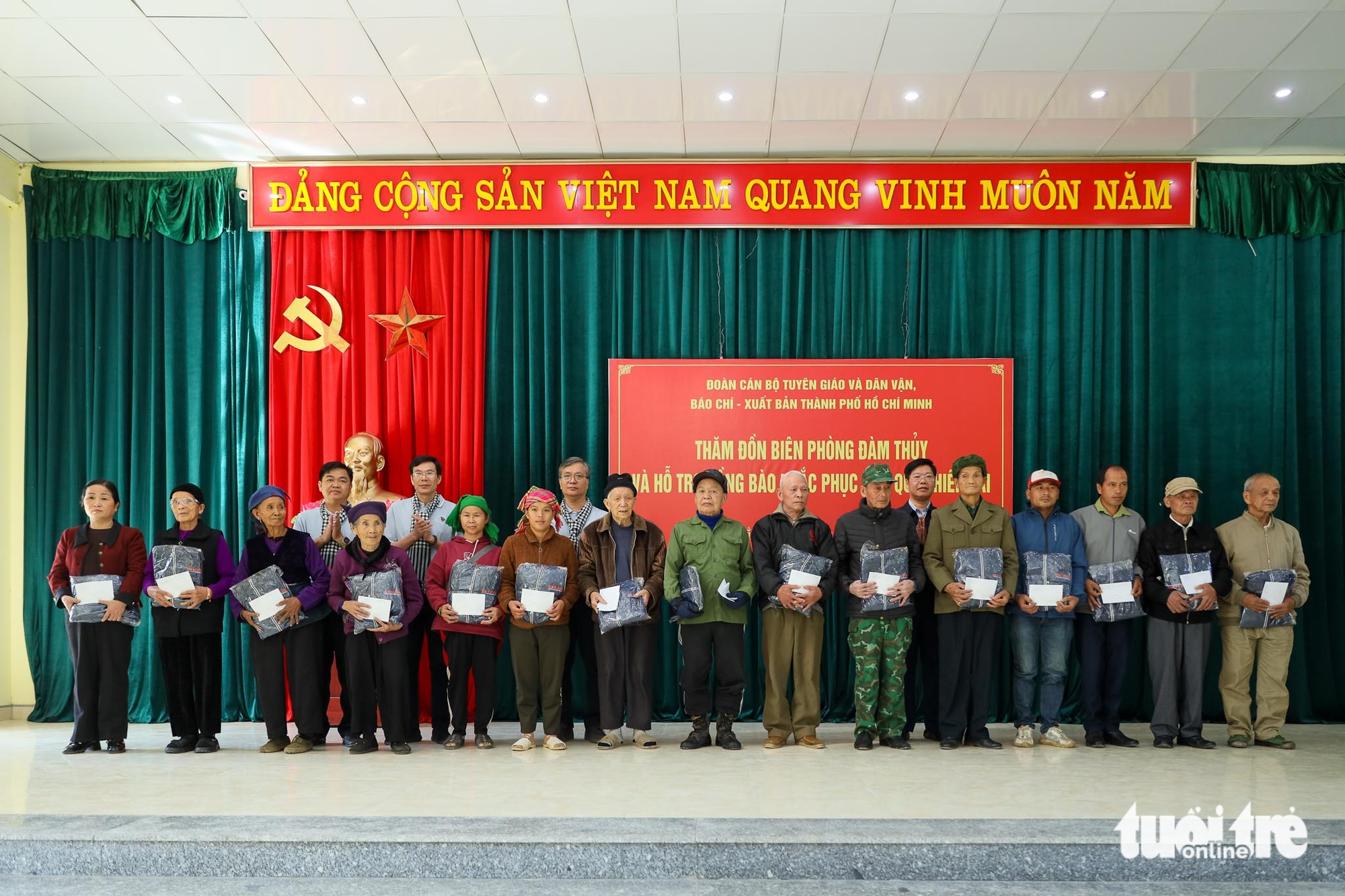 胡志明市宣传与新闻代表团访问并赠送礼物给高平省边防战士和边境居民