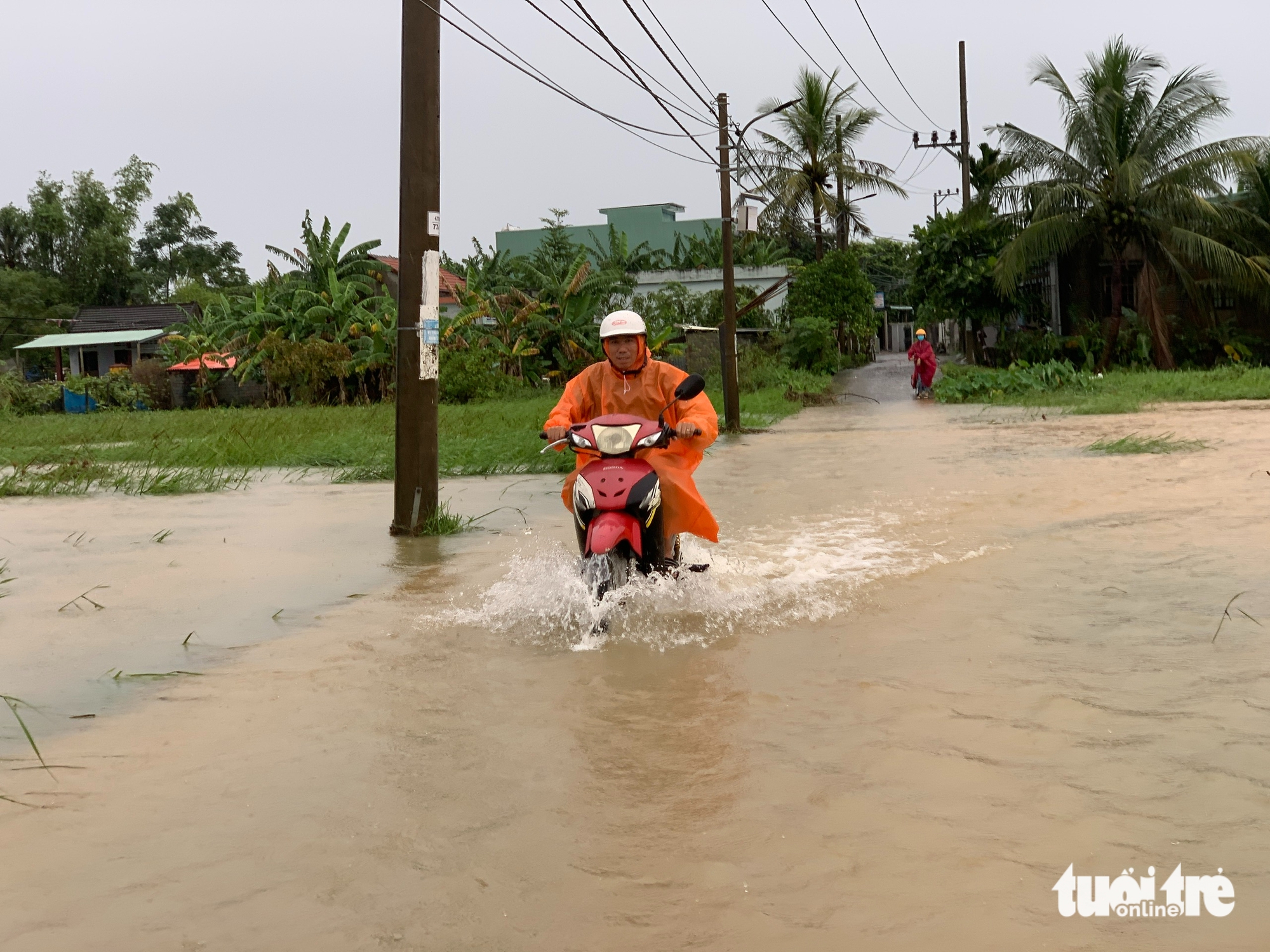 大雨导致岘港山区洪水泛滥，泥石流冲上道路