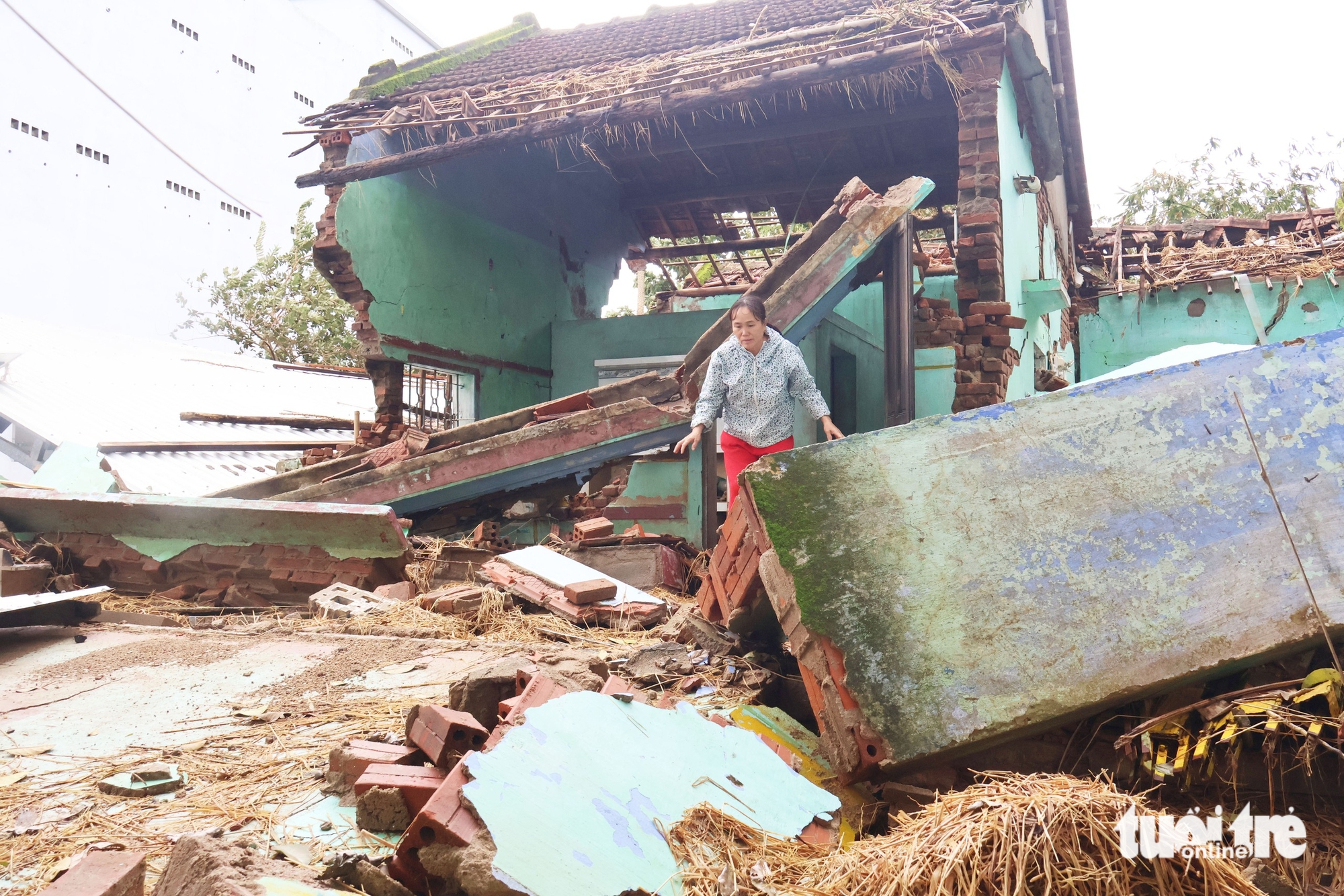 洪灾中心和盛：阮氏凝在废墟中点燃炉火，燃起希望