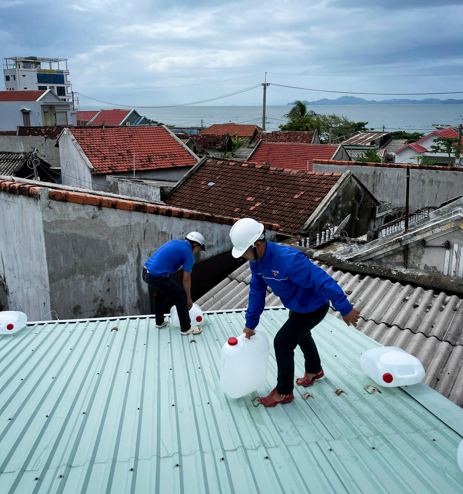 仁洲岛军民转移船只，加固房屋以躲避台风卡尔梅吉