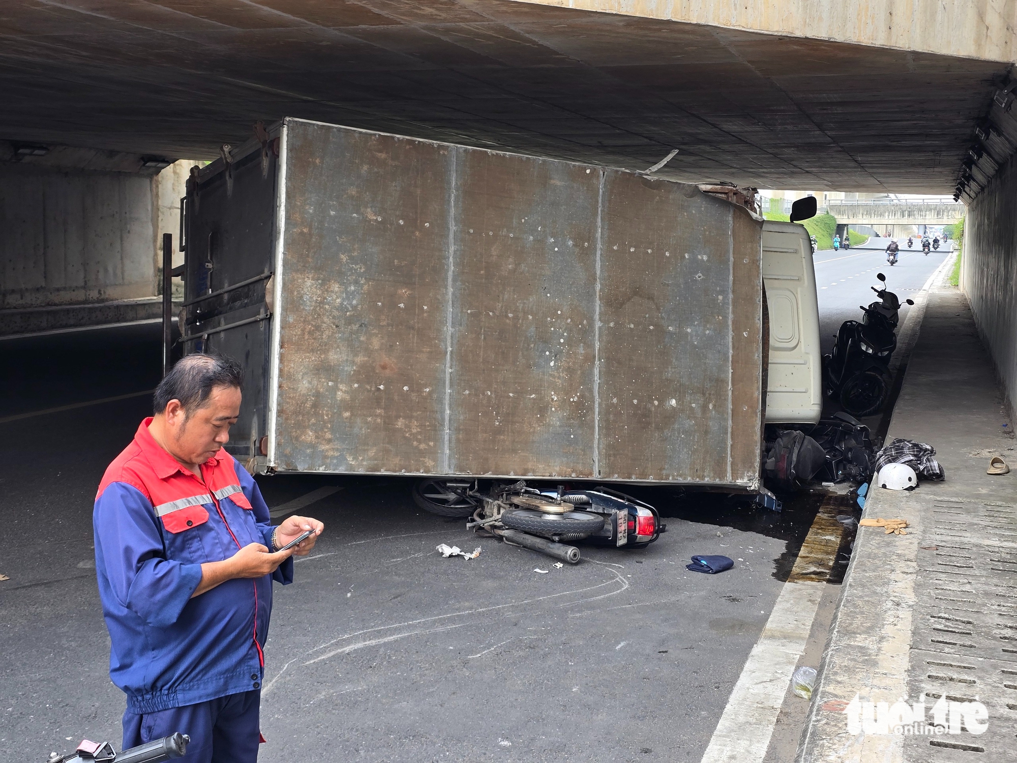 蓝色车牌29A卡车行驶禁行路段，撞上桥墩，翻车压坏两辆摩托车在守德