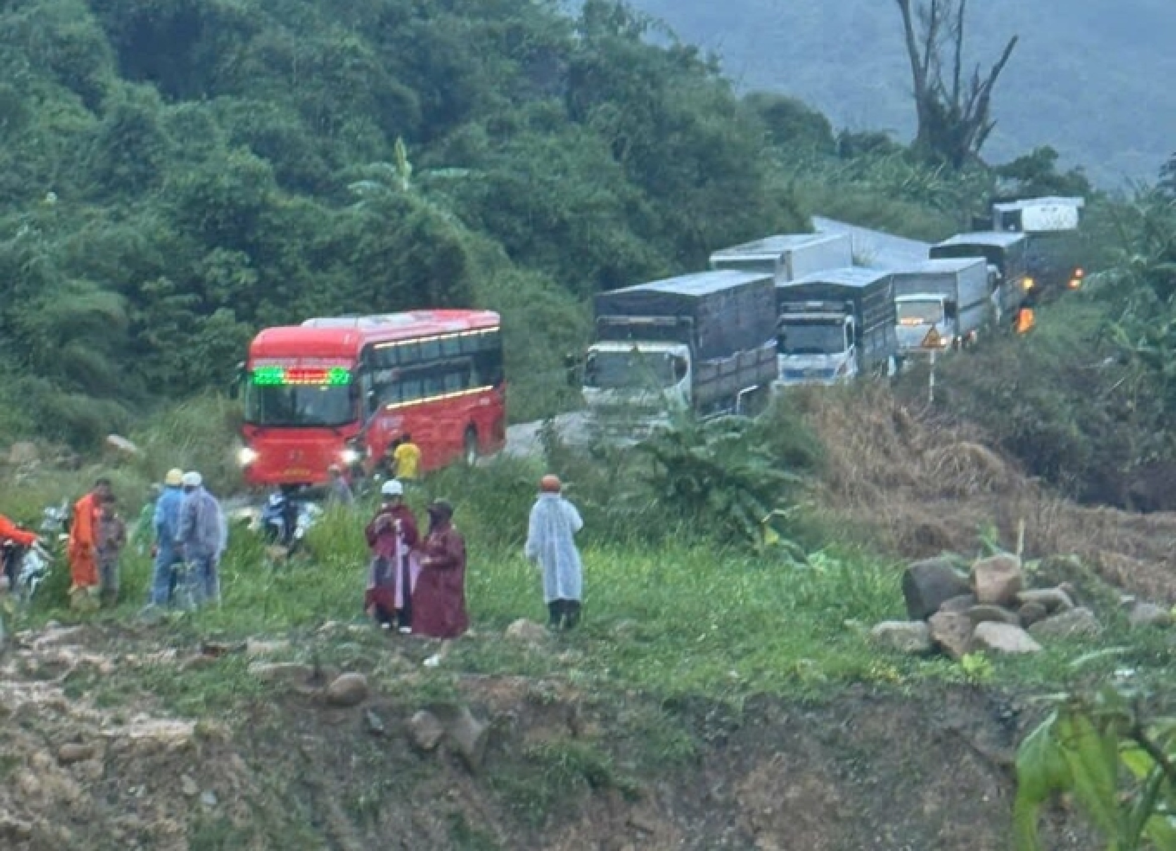 连接美奈与达乐的道路因大宁山口滑坡导致拥堵