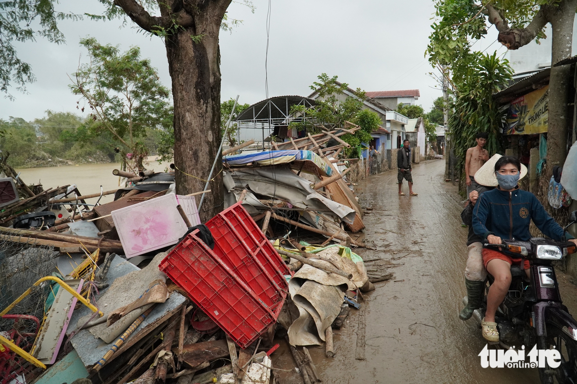 富安省旧区水退后房屋倒塌，道路出现“蛙嘴”裂缝