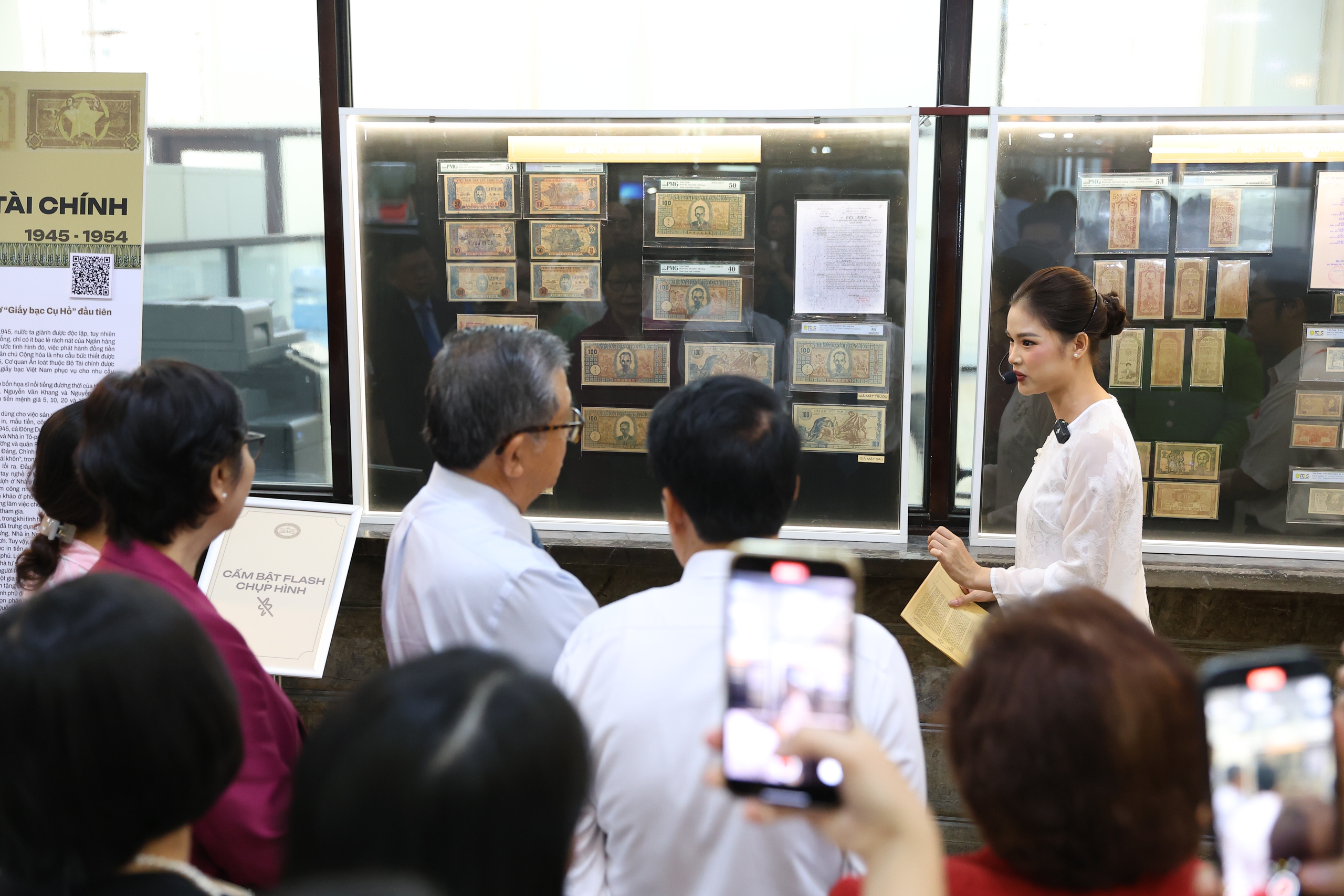 周末悠闲参观国家银行的越南货币展览