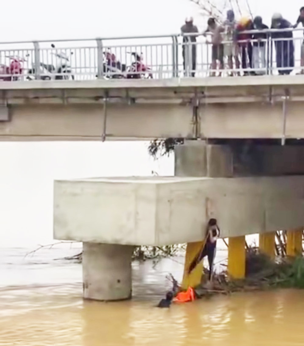 在秋盆河急流中救起一名溺水者