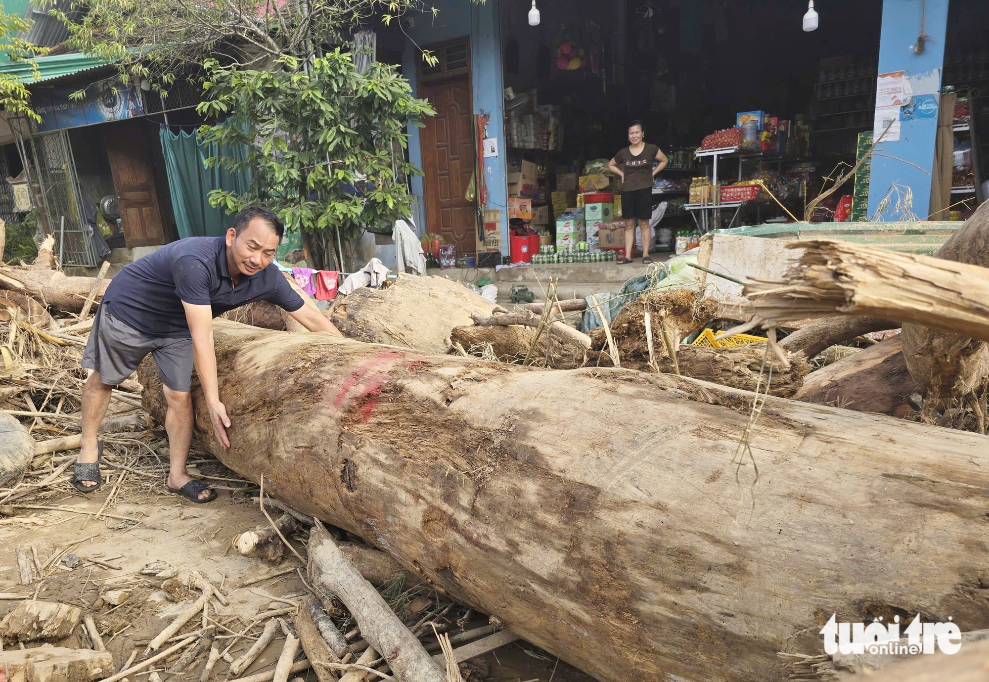 洪水退去，义安路边留下大量巨大木材