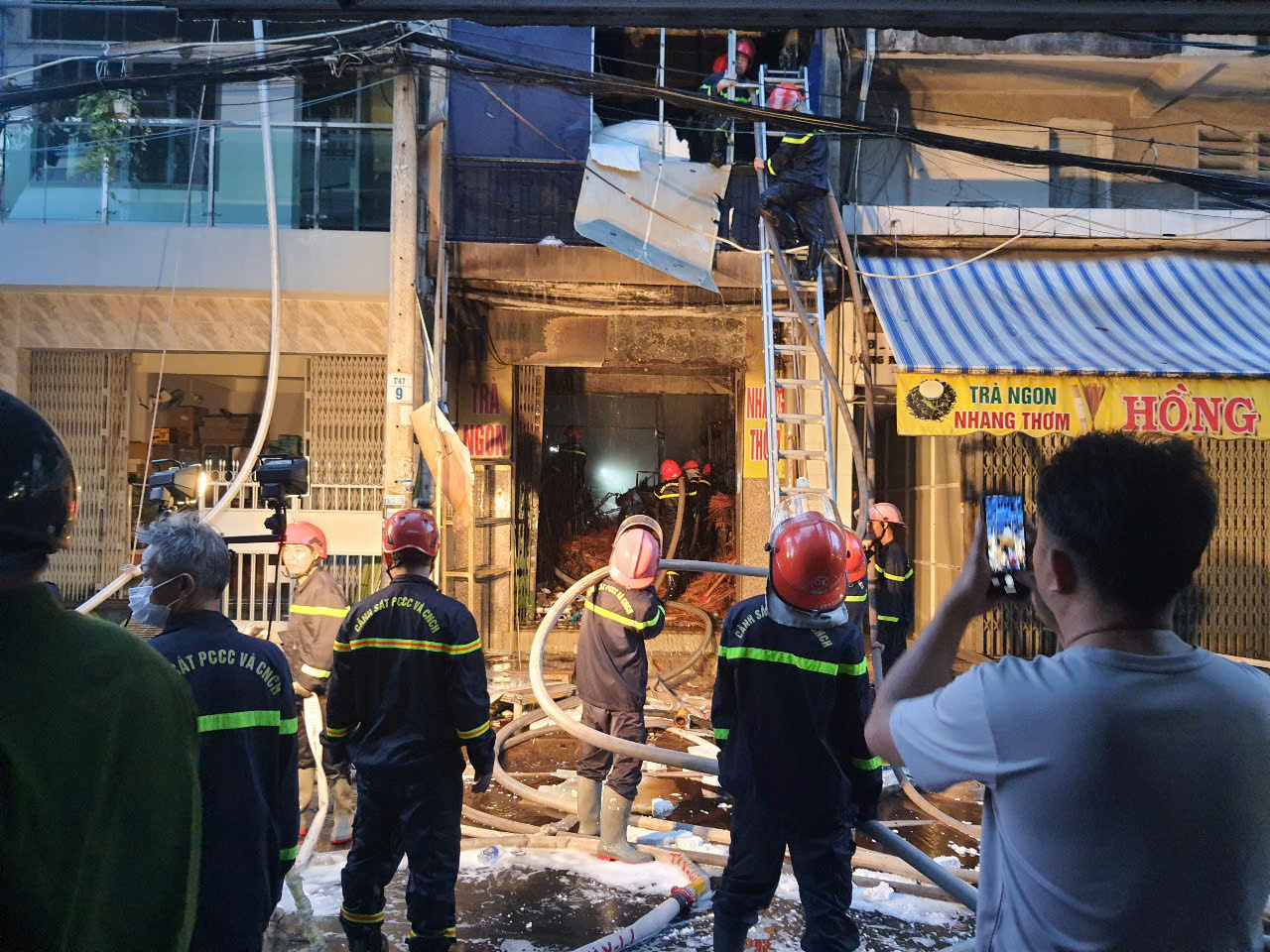 芹苴市中心一家卖金银纸的商店发生大火