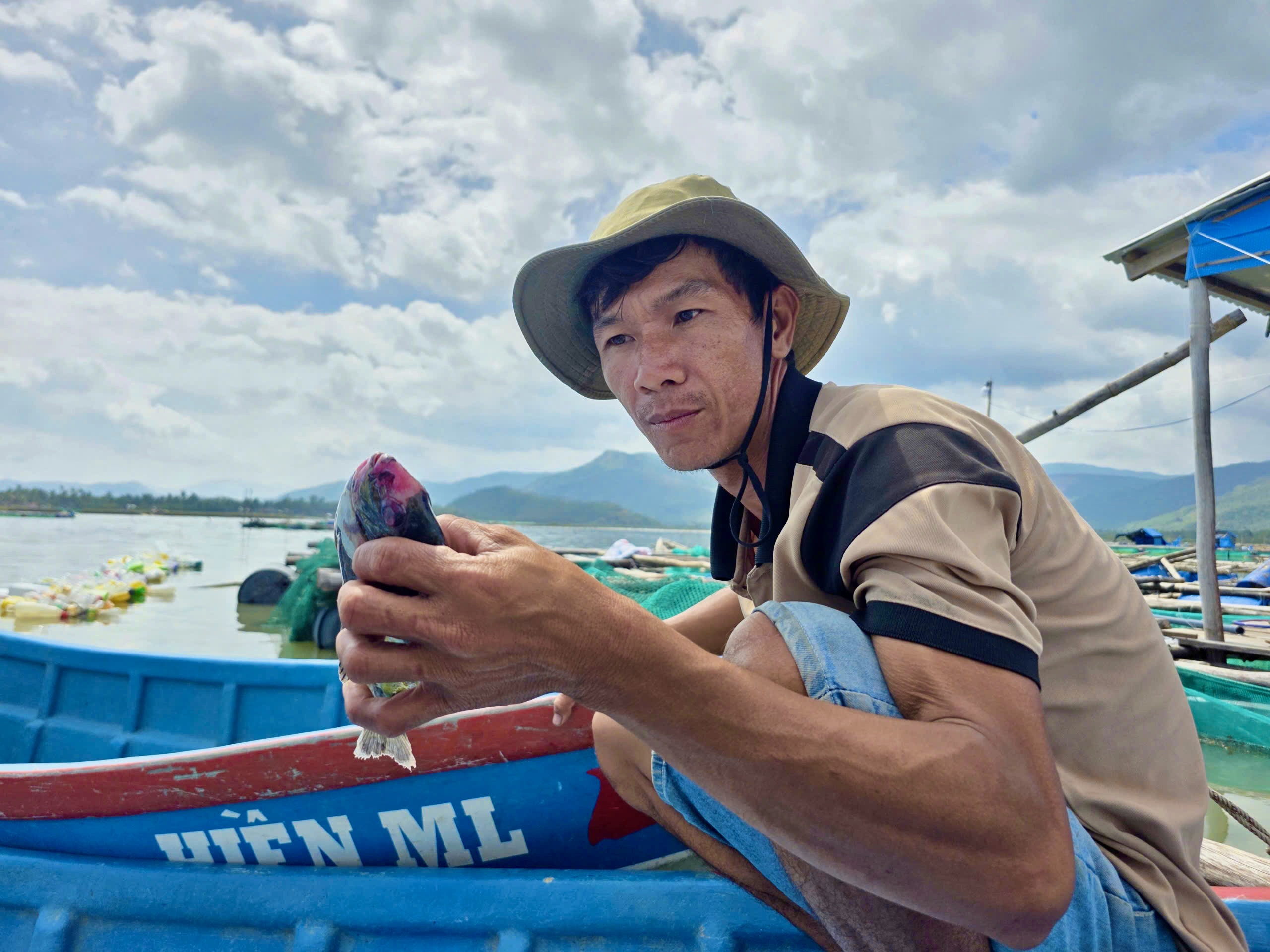 昆蒙湖养鱼者因台风后鱼全部死亡而痛哭