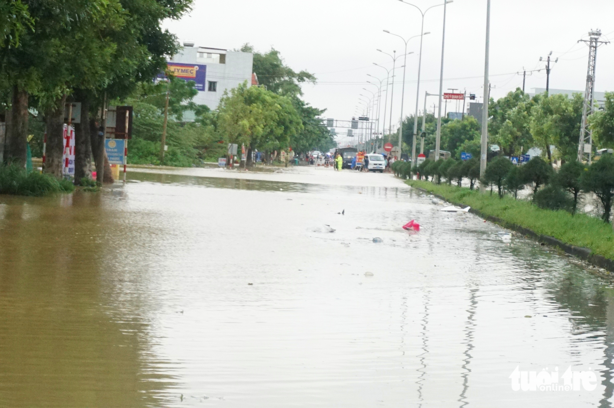 洪水淹没岘港1号国道，许多地方仍是一片汪洋