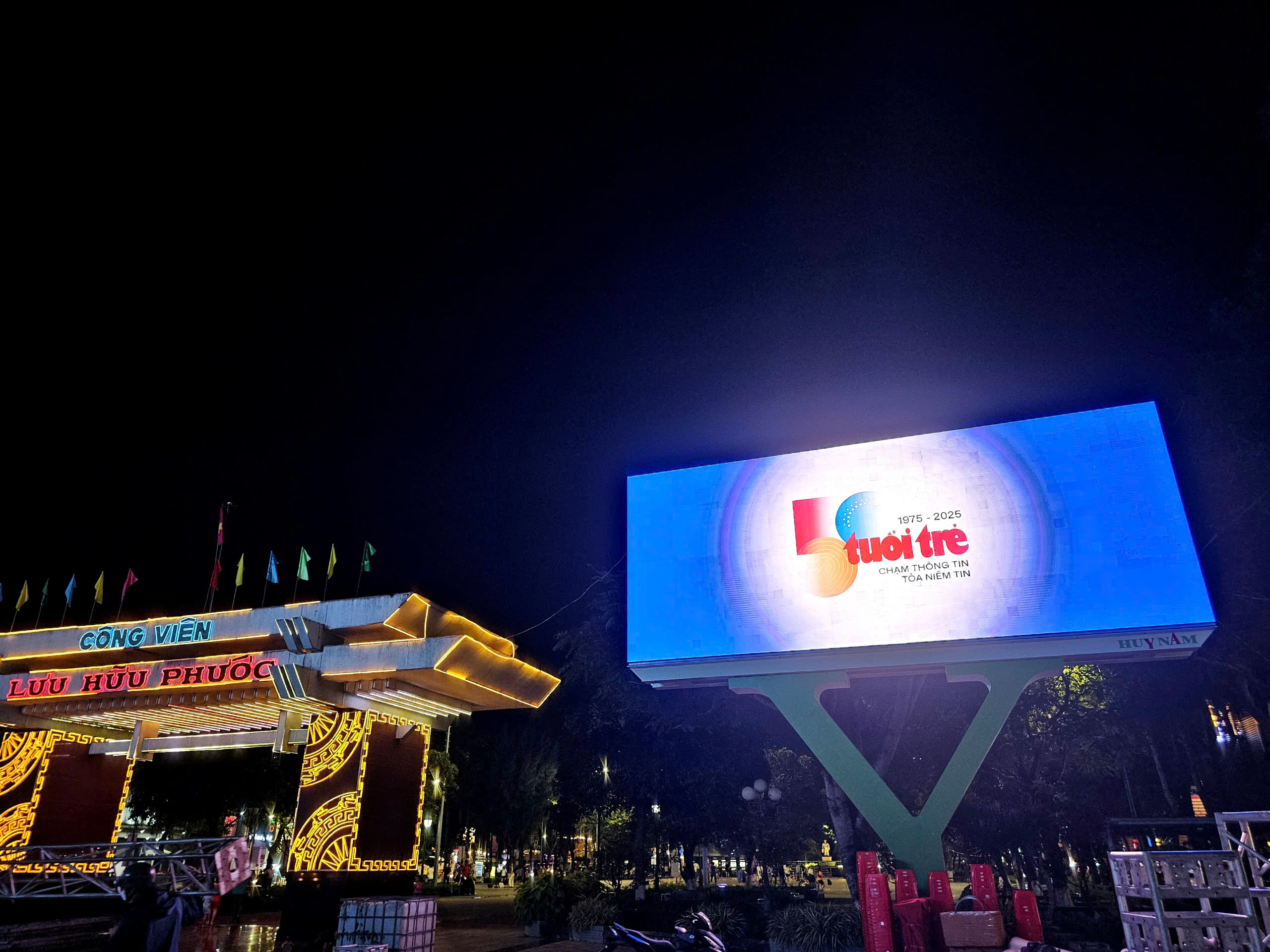 纪念《青年报》成立50周年的标志出现在西部各大路线上