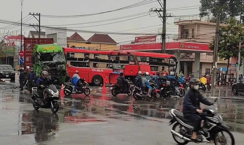 客车与集装箱车事故：客车司机未注意观察，处理不当