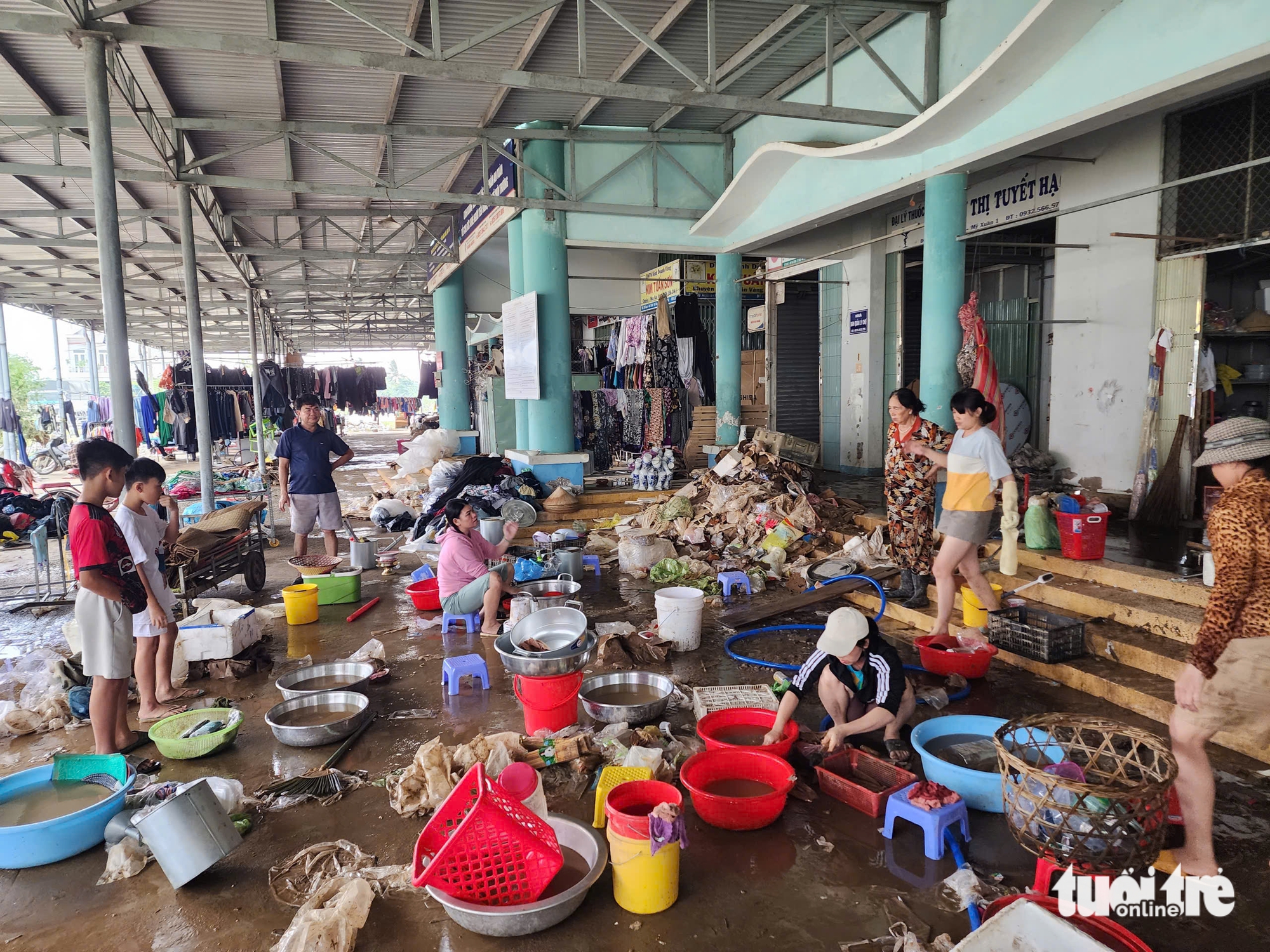 和盛市场小商贩的泪水：救货失败，抱着塑料桶逃生