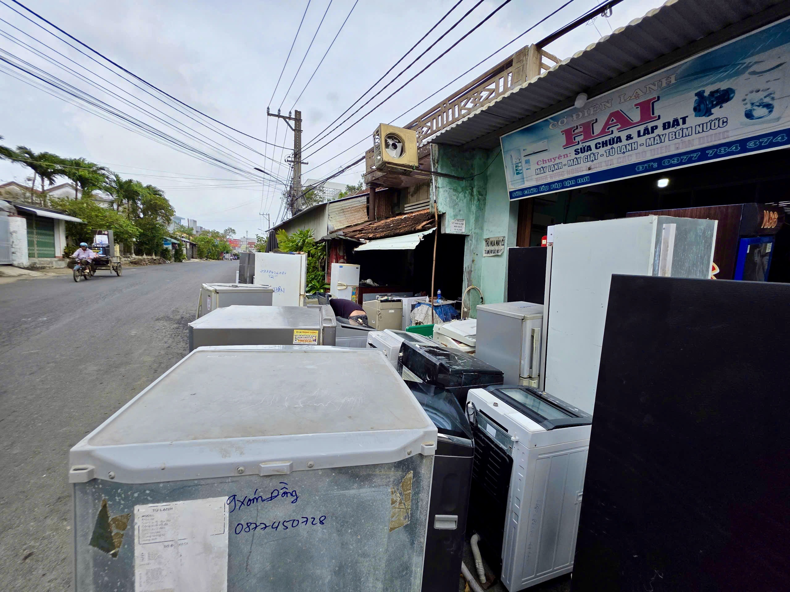 从胡志明市前往富安省的修车队帮助洪水地区居民，为志愿团队提供'零元'民宿