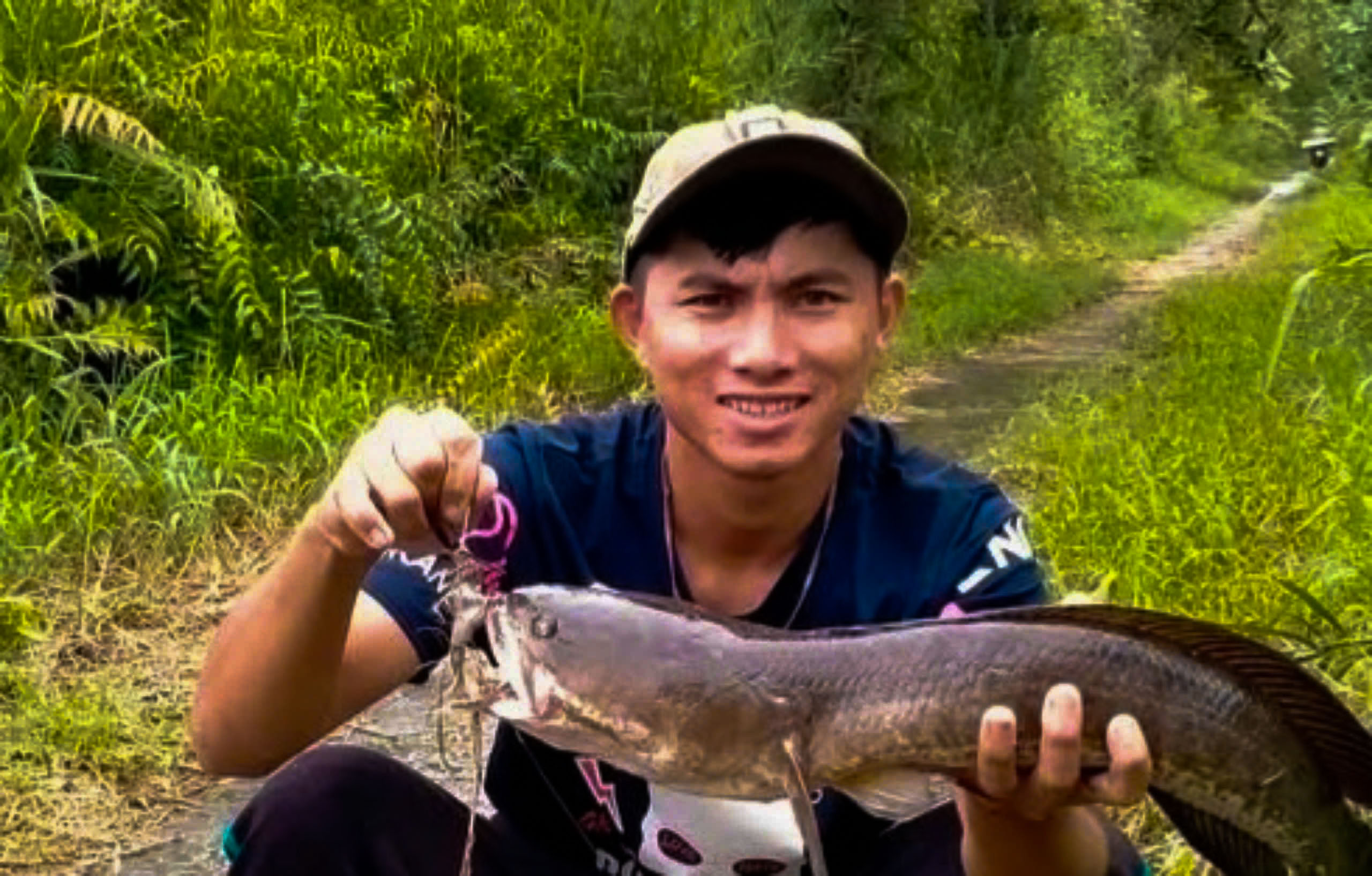 前往U Minh Thượng鱼窝观看民众捕捉黑鱼