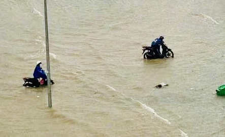 Bualoi台风前的大雨，义安省多条街道深积水