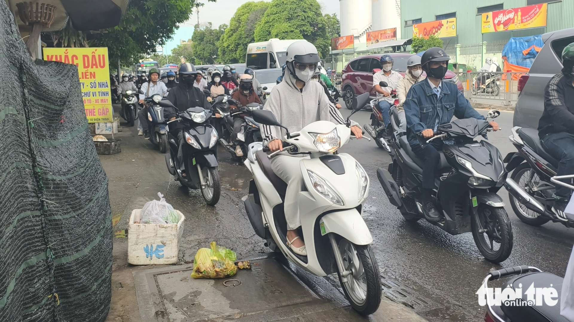 摩托车再次尾随驶上人行道，无视高达600万越南盾的罚款