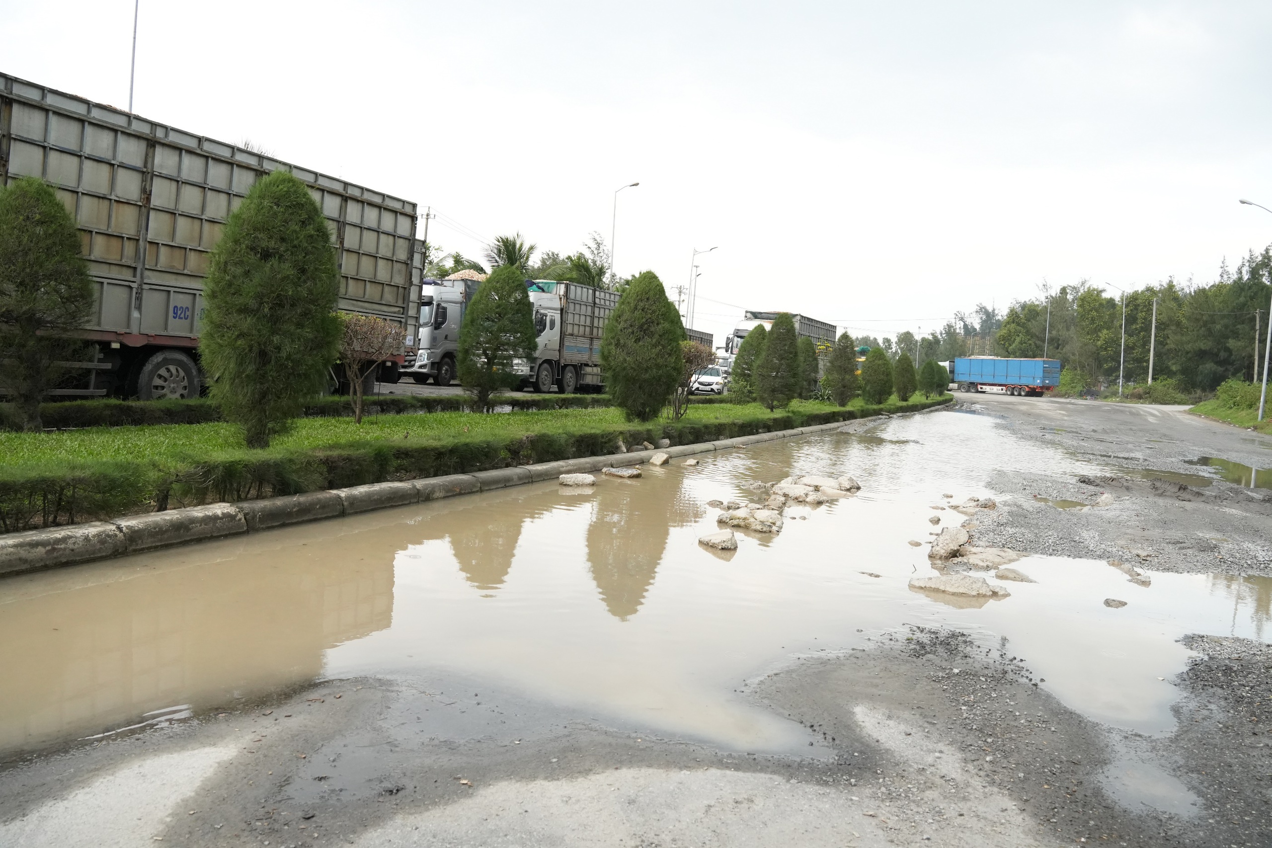 Dung Quất主干道破烂不堪，边开车边祈祷
