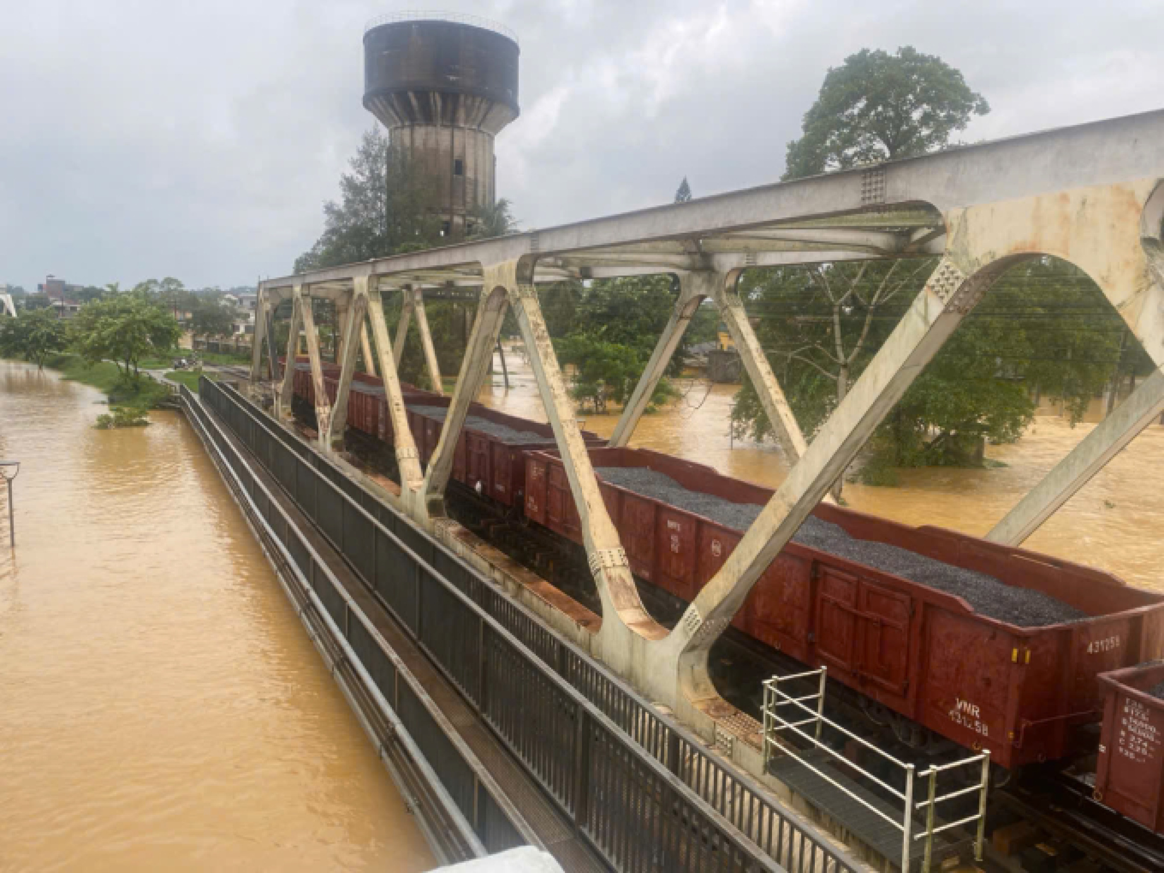 从顺化铁路桥上撤走两列运石火车
