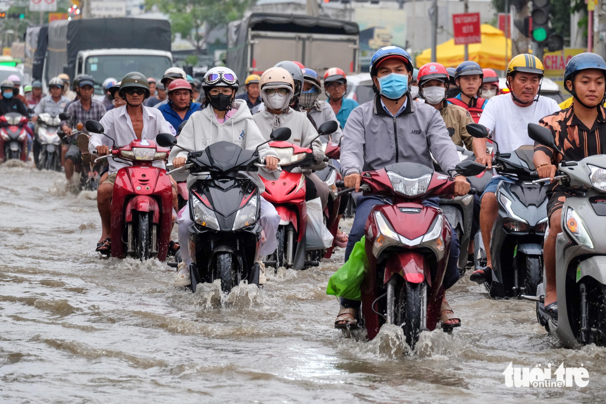 武元甲路在涨潮中‘淹没’，居民齐心协力铺帆布、堆沙袋阻挡洪水