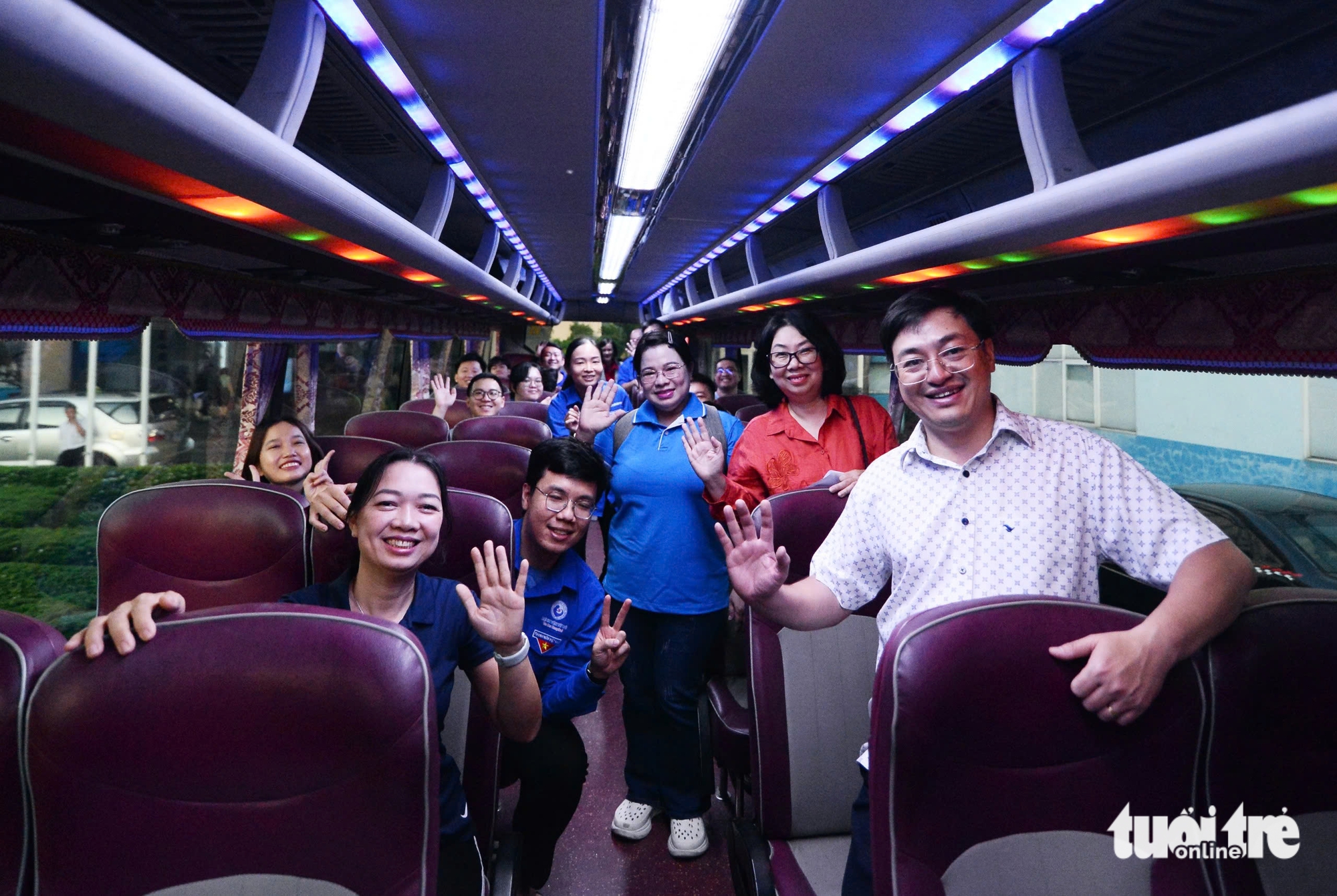 100名胡志明市医生携带药品和医疗设备出发支援得乐省