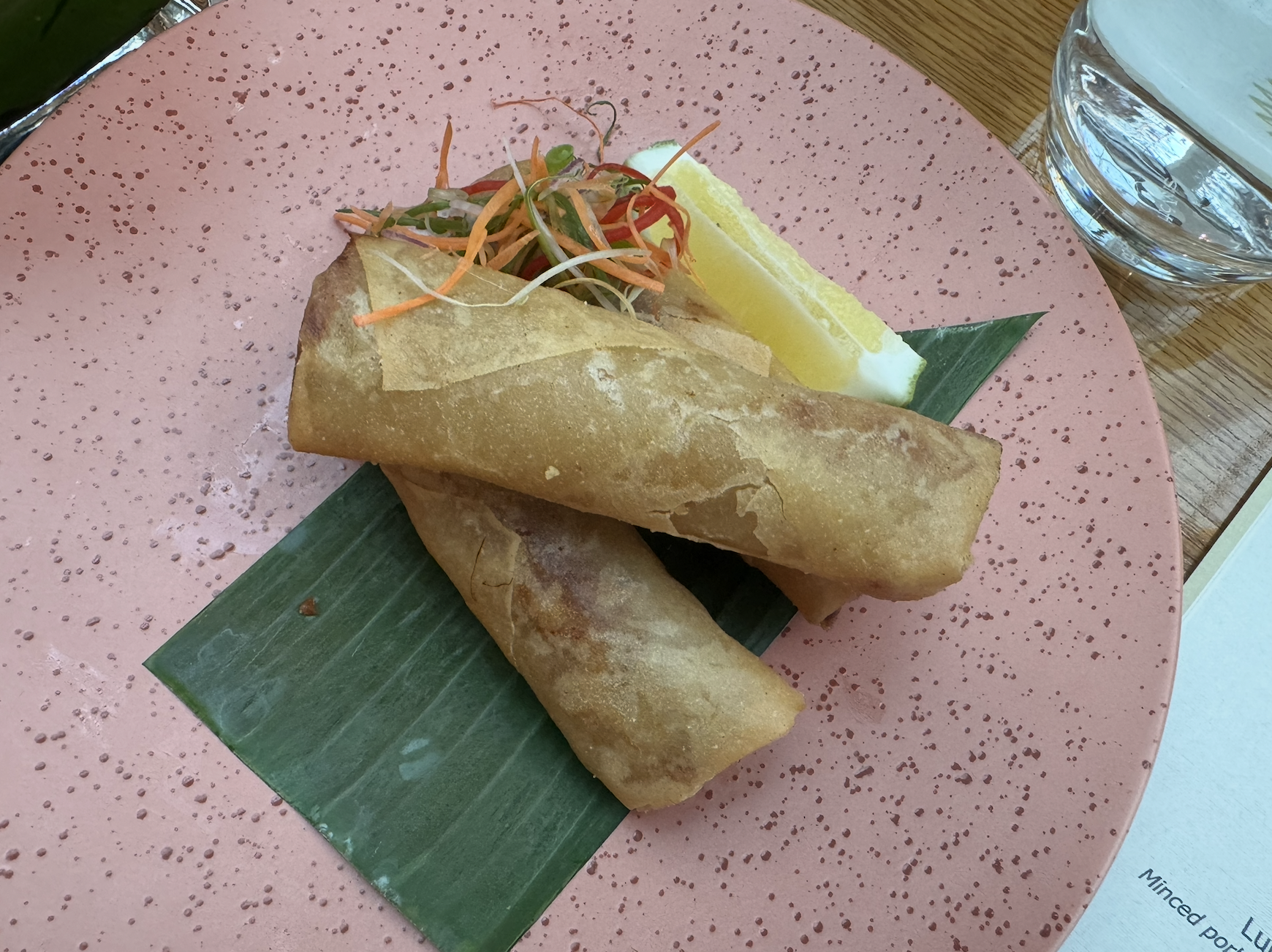 菲律宾豪华餐厅中的炸香蕉和红烧肉