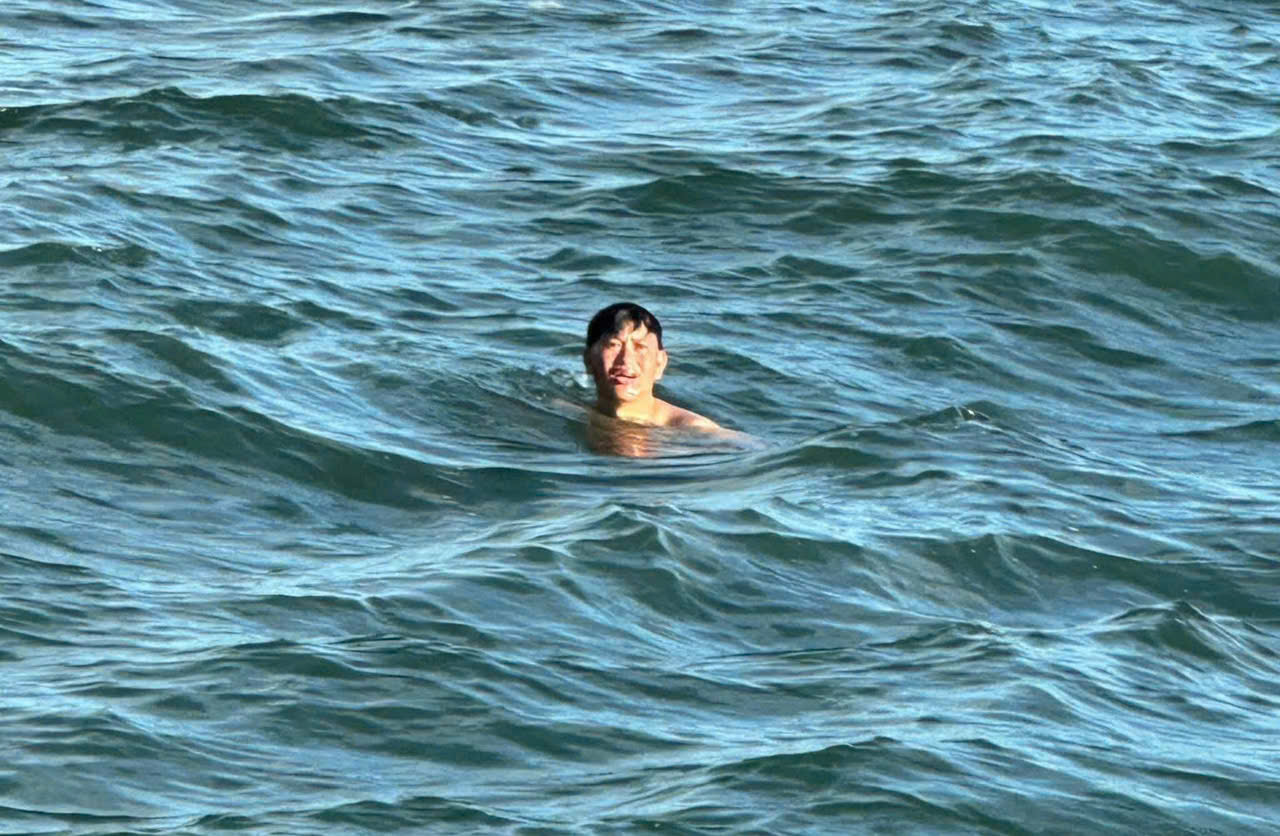 漂流两天穿越风暴并奇迹生还：加油，家里还有妻儿