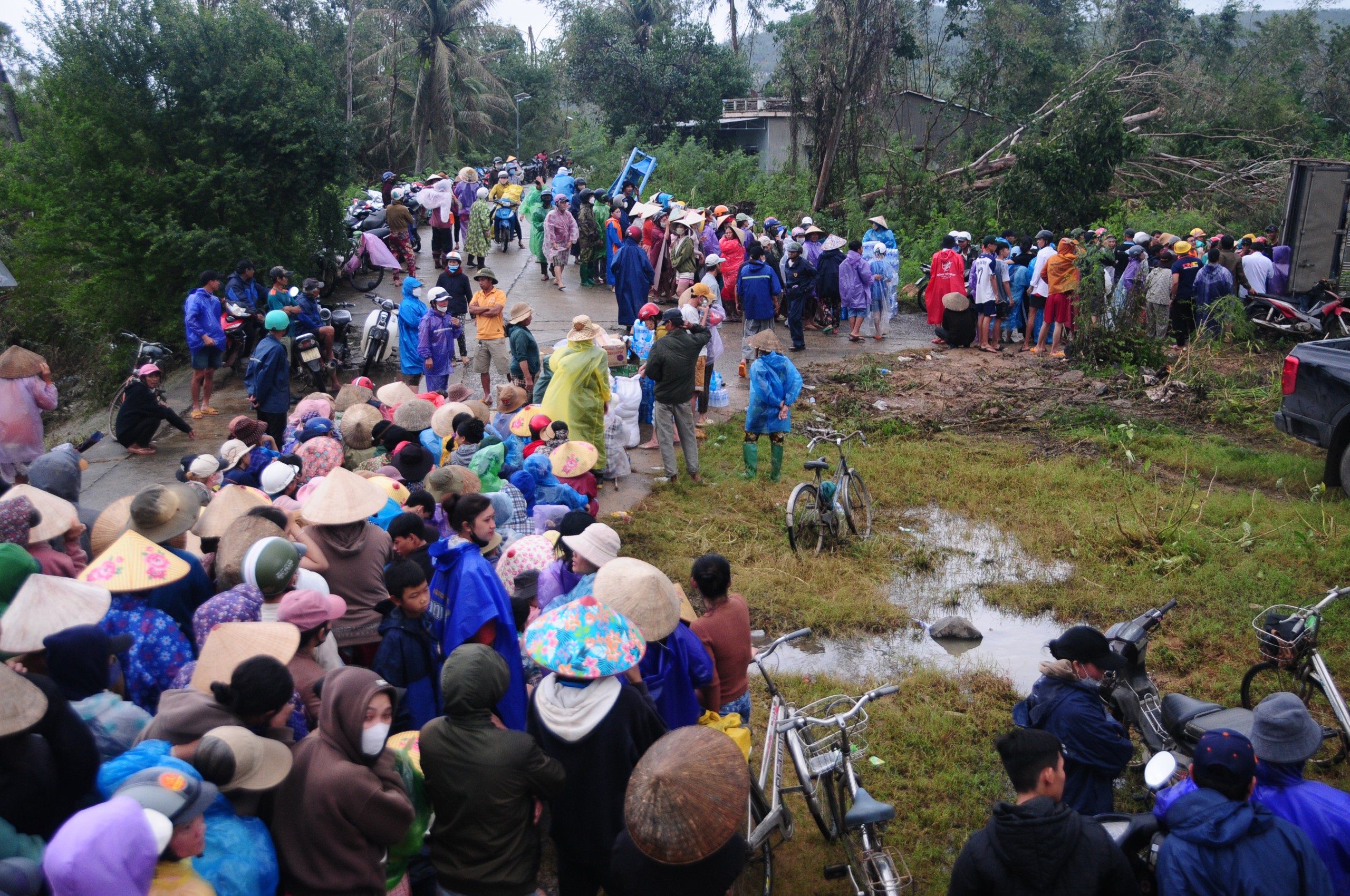基罗河沿岸居民排长队领取救援物资