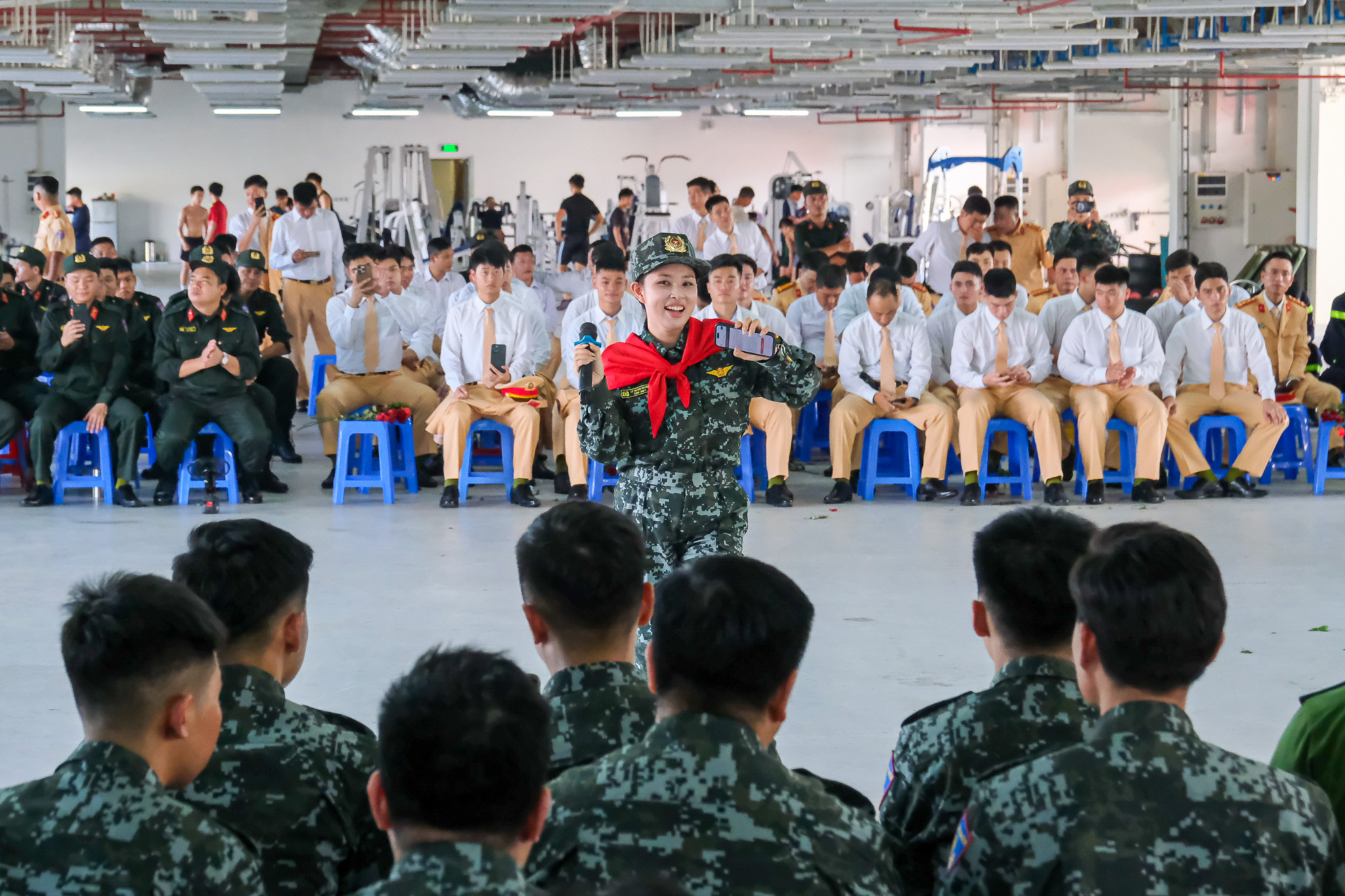歌手为公安部特种部队国庆2-9阅兵游行训练‘加油’