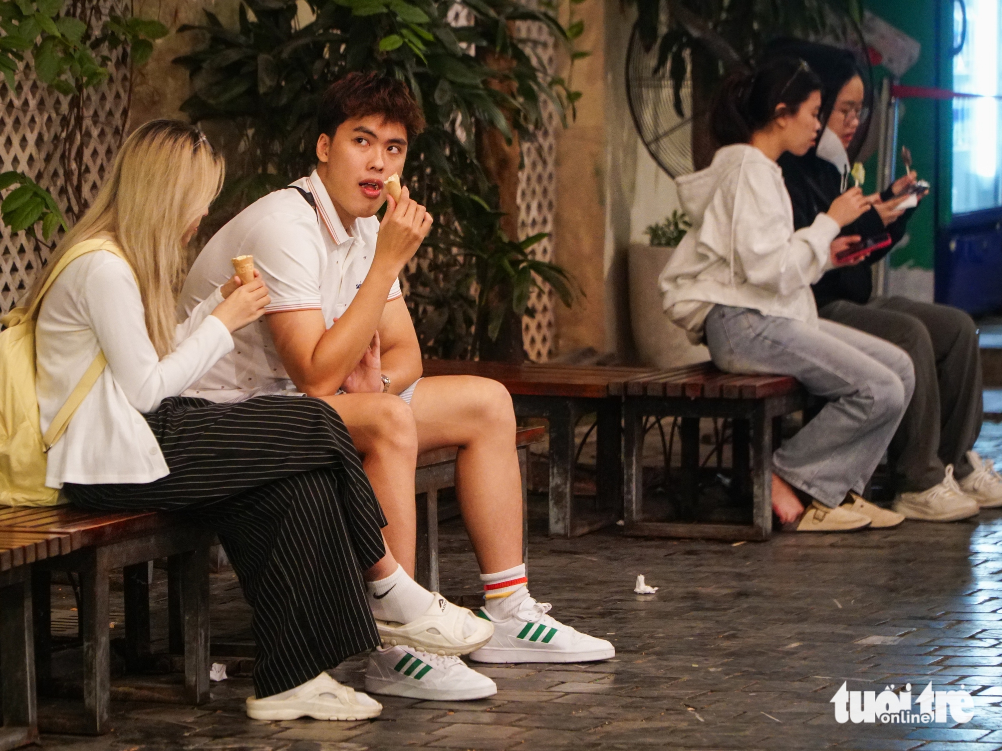 河内人在初冬寒风中上街'教堂柠檬茶'，吃'轻松'的还剑冰淇淋