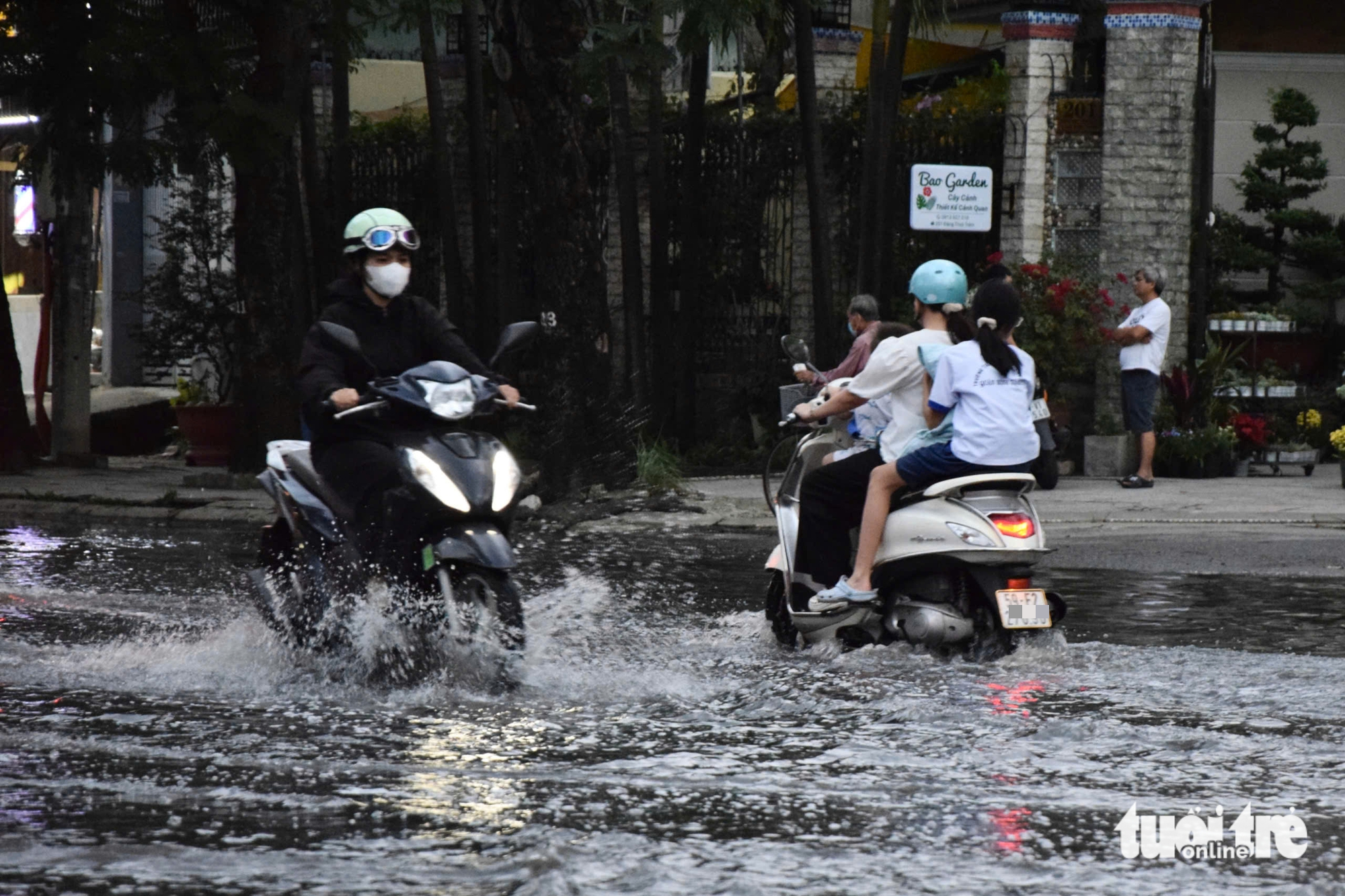 胡志明市学生因涨潮高峰放学时涉水