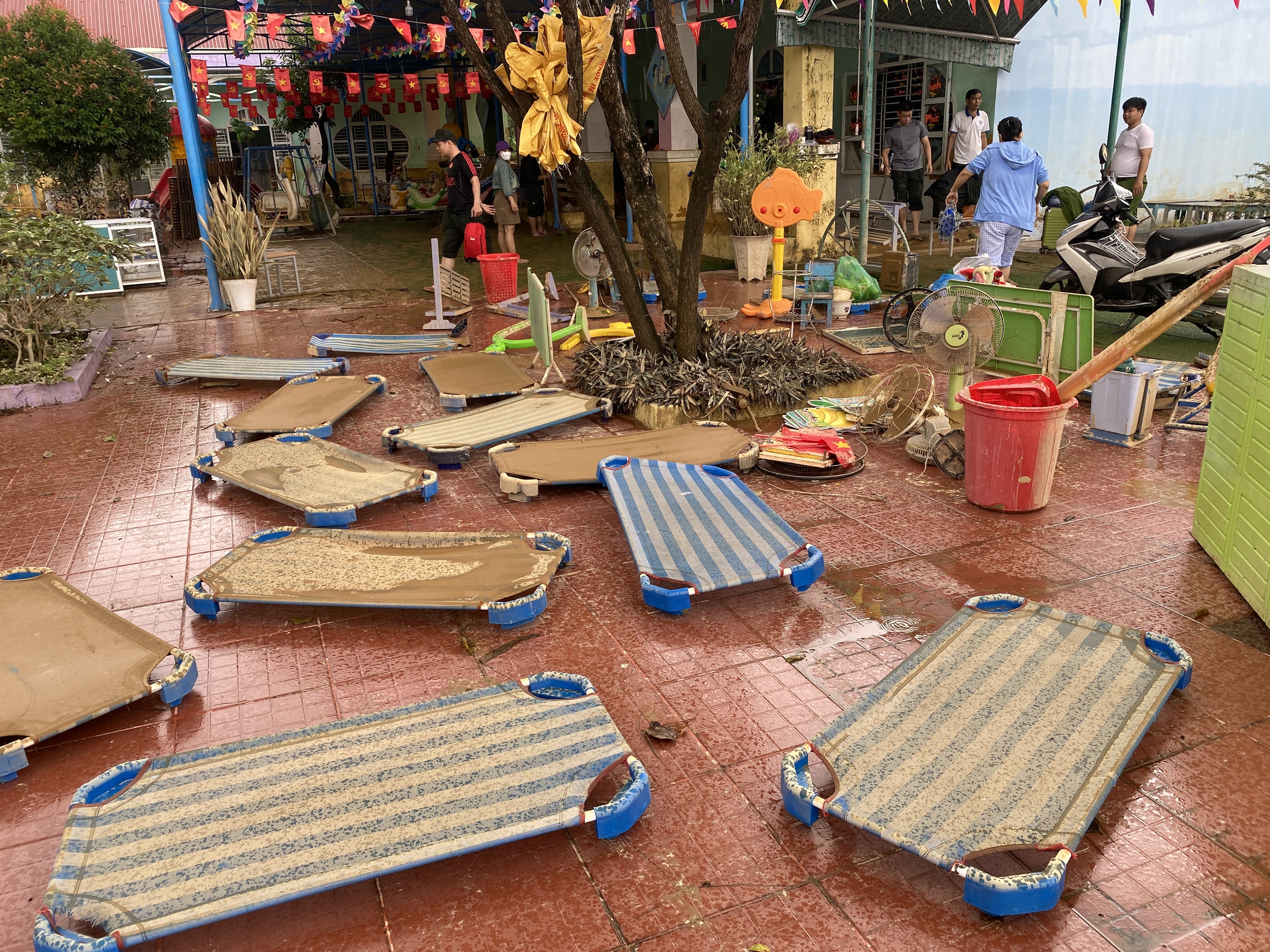 心痛！岘港洪水中心区教师清洗层层淤泥为学生寻找学习用品