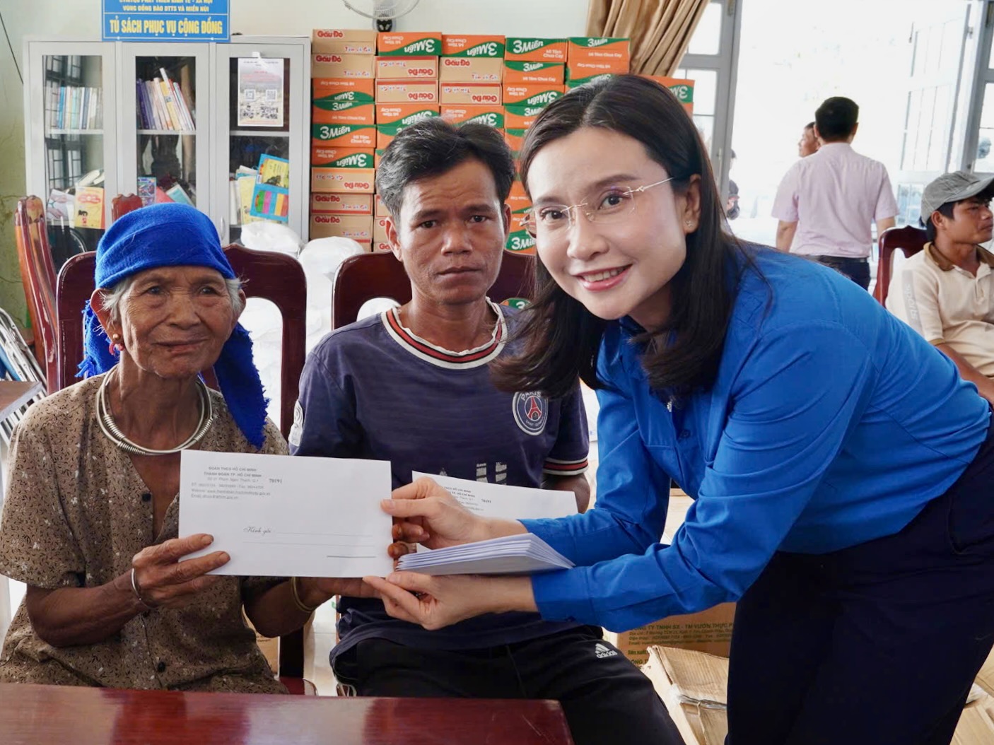 中央青年团慰问并赠送礼物给受洪水影响的达乐省居民