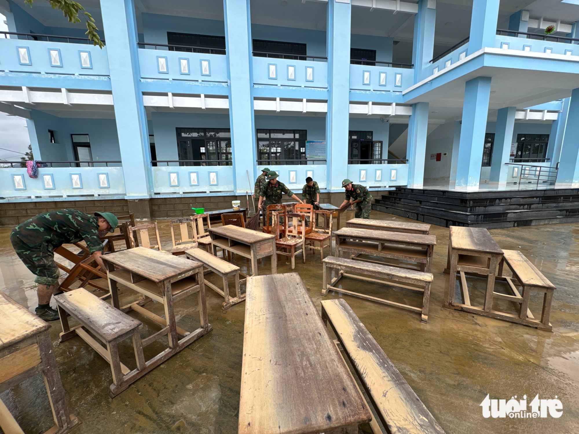 许多洪水地区的学校紧急修复以迎接学生返校