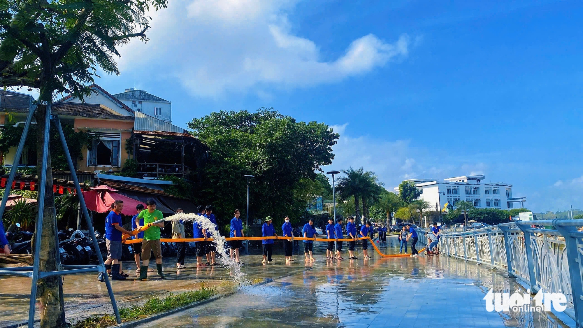 响应顺化市主席的号召，市民在洪水后上街清理垃圾