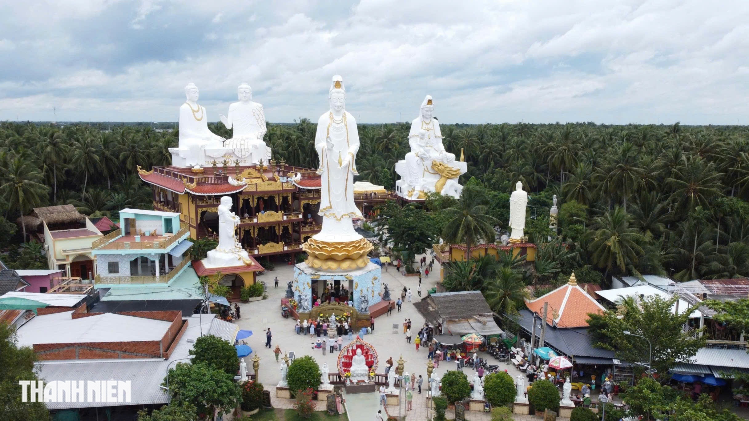 南海母寺位于三江交汇处，被果园环绕