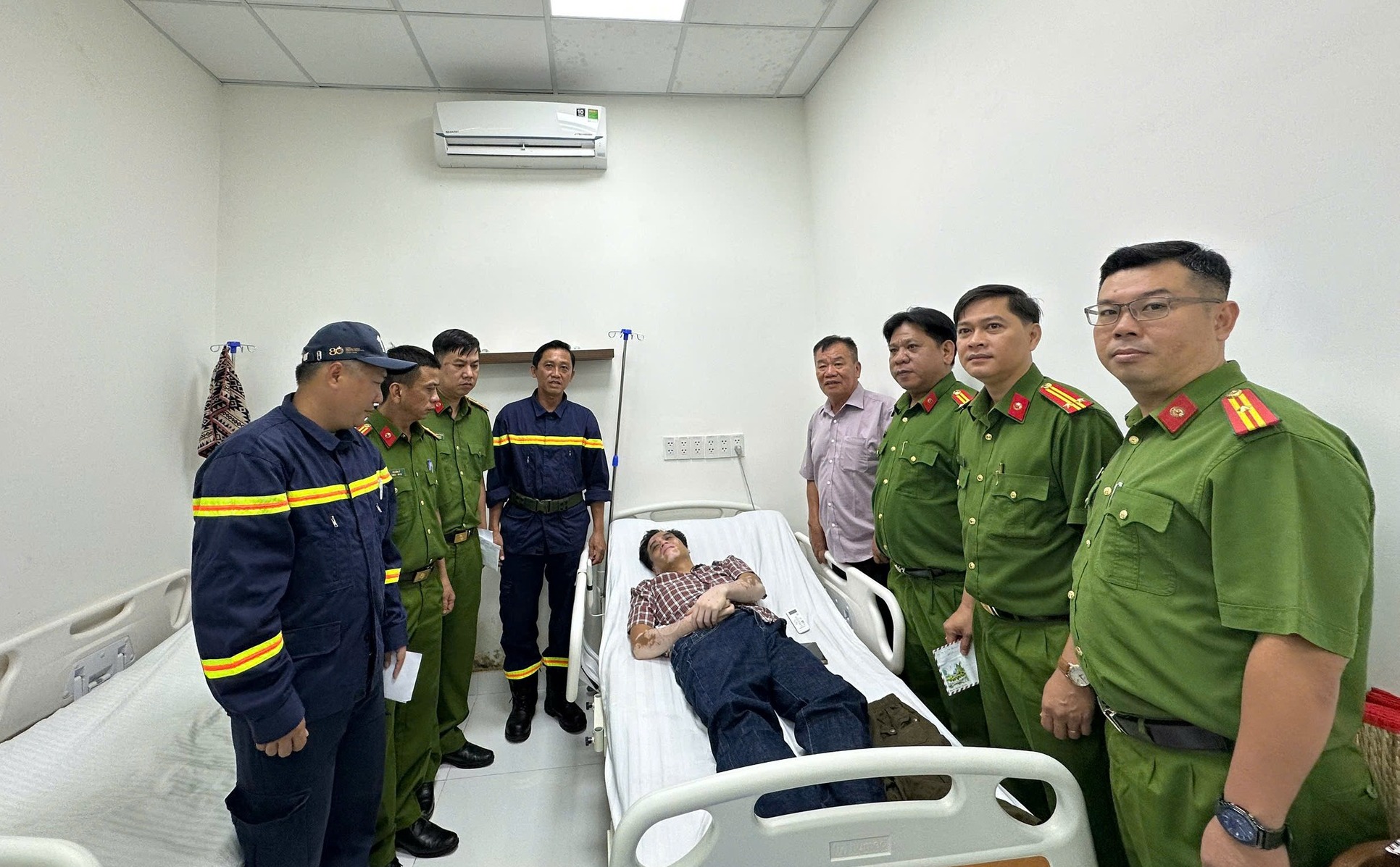 前往洪水灾区帮助民众，胡志明市消防员在千钧一发之际救出女学生