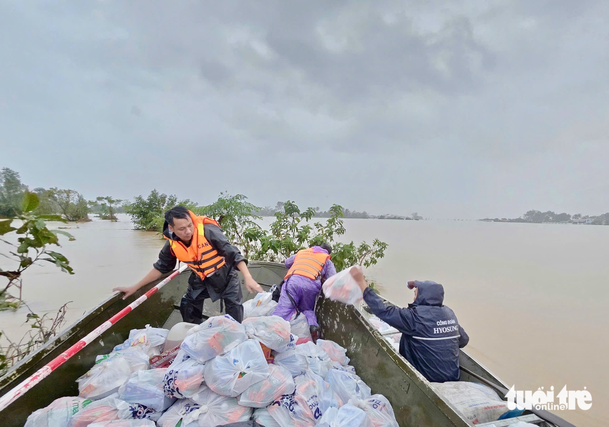 在屋顶上精疲力尽，缺少食物，看到军队的橡皮艇到来，民众激动落泪