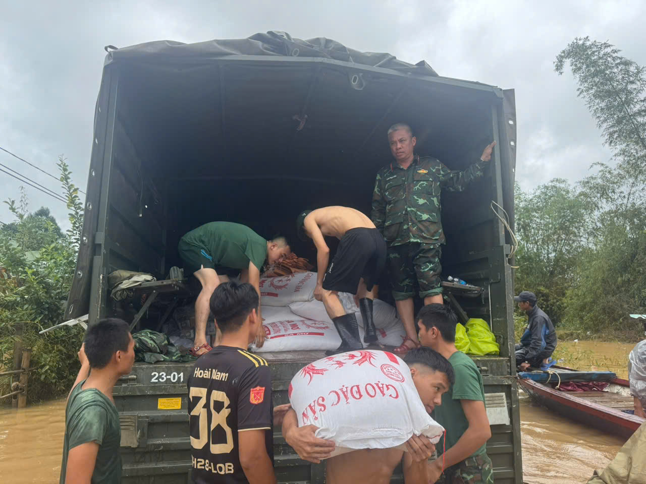 为3000户滑坡地区居民背送粮食补给