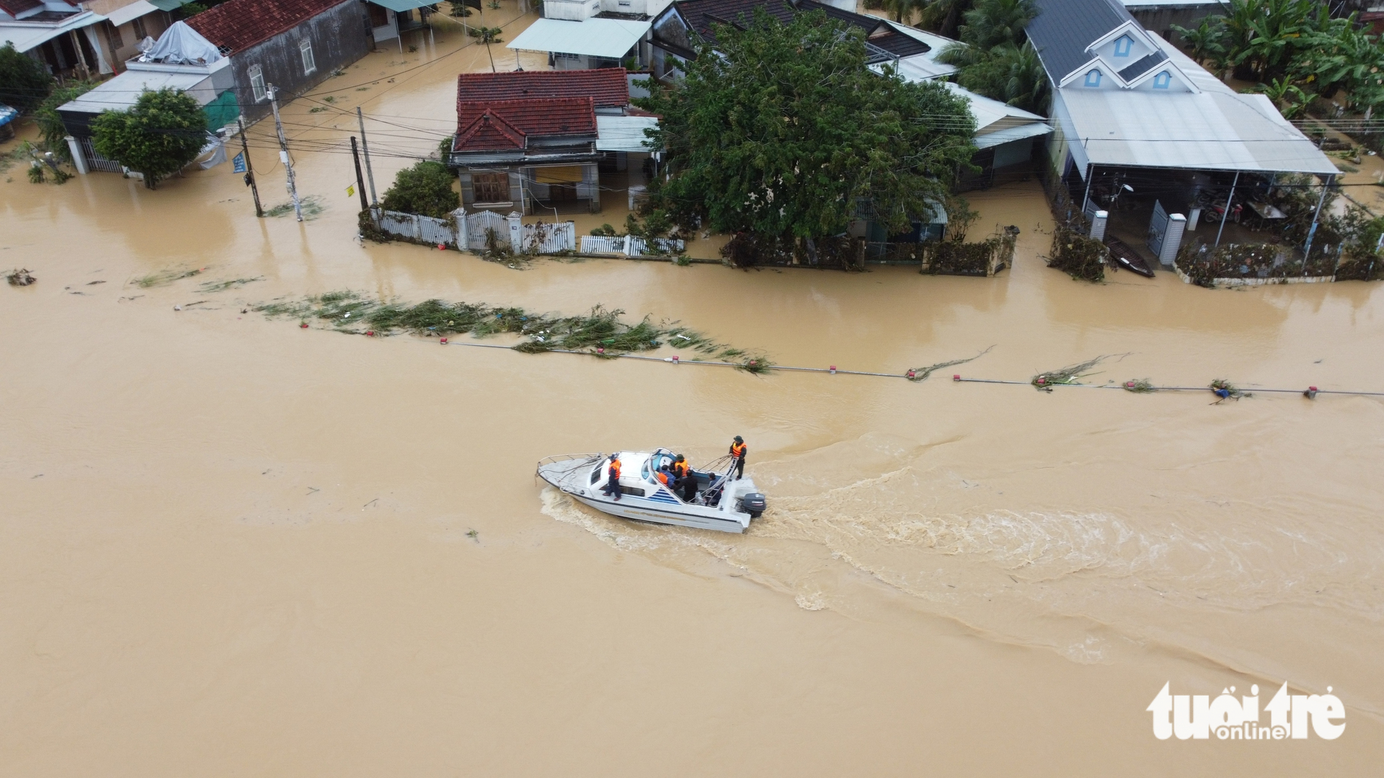 在洪水中浸泡两天后，庆和省延庆县国道1号沿线的1000户居民被疏散