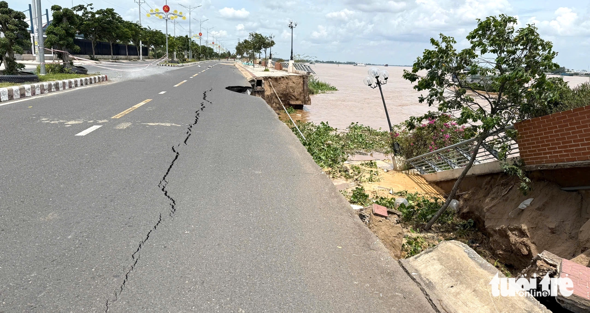 前江上游堤岸继续坍塌55米，深入路面1.5米
