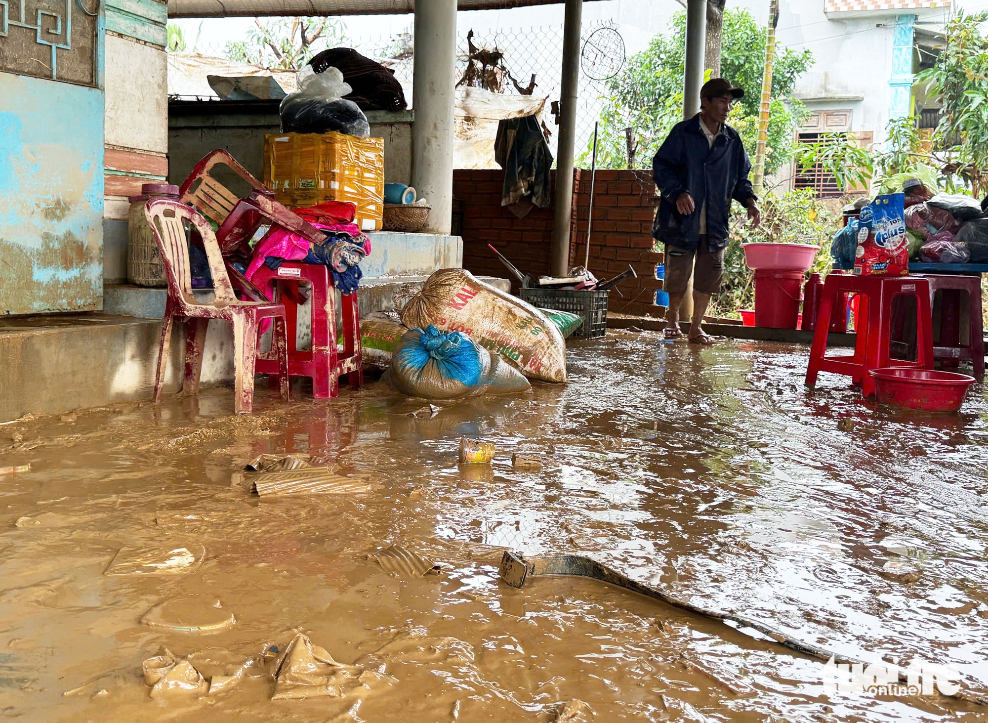 令人心碎的画面，从和盛洪水中心传来的悲痛